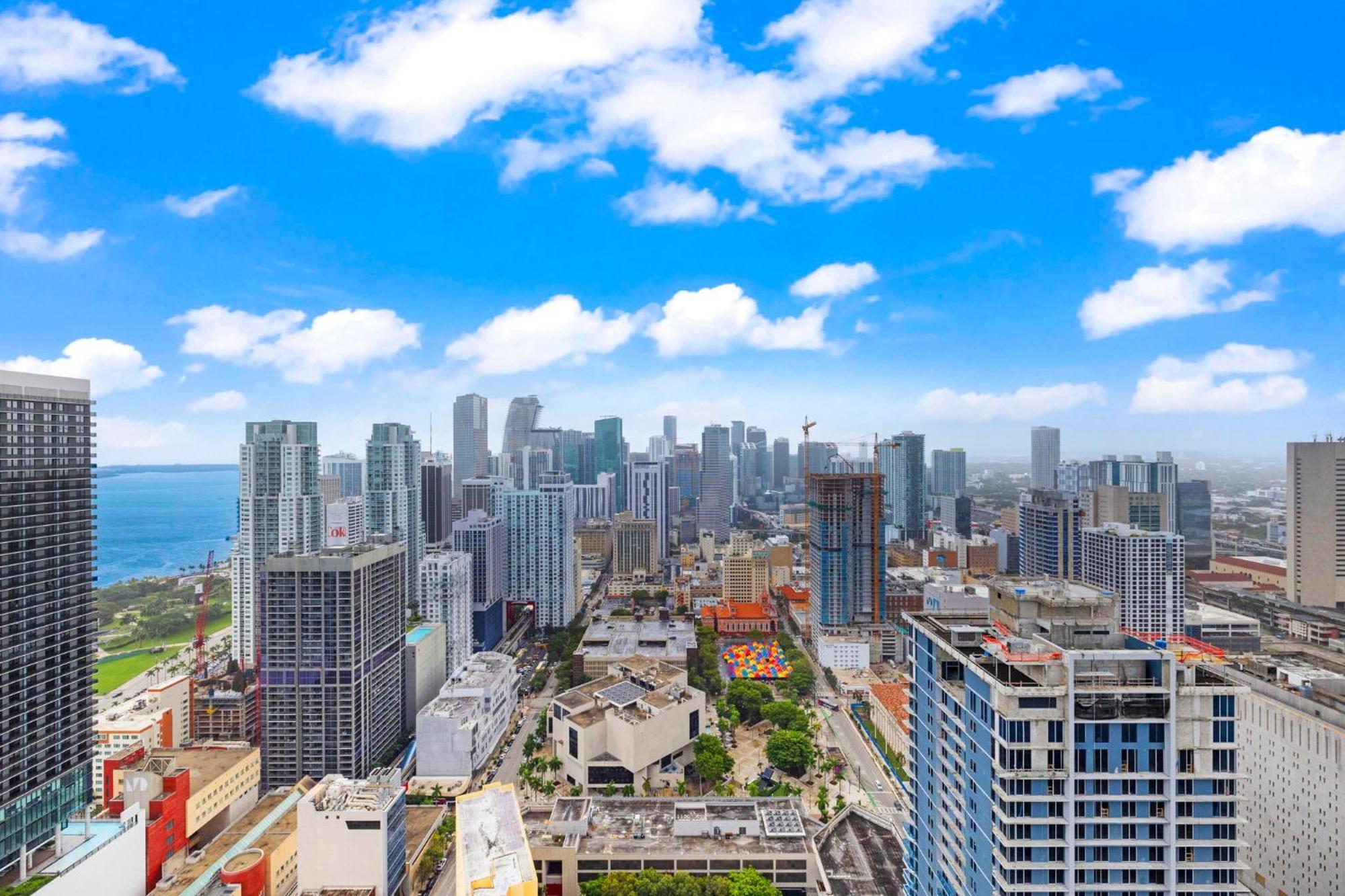 Stunning With Free Parking On 46th Floor! Apartment