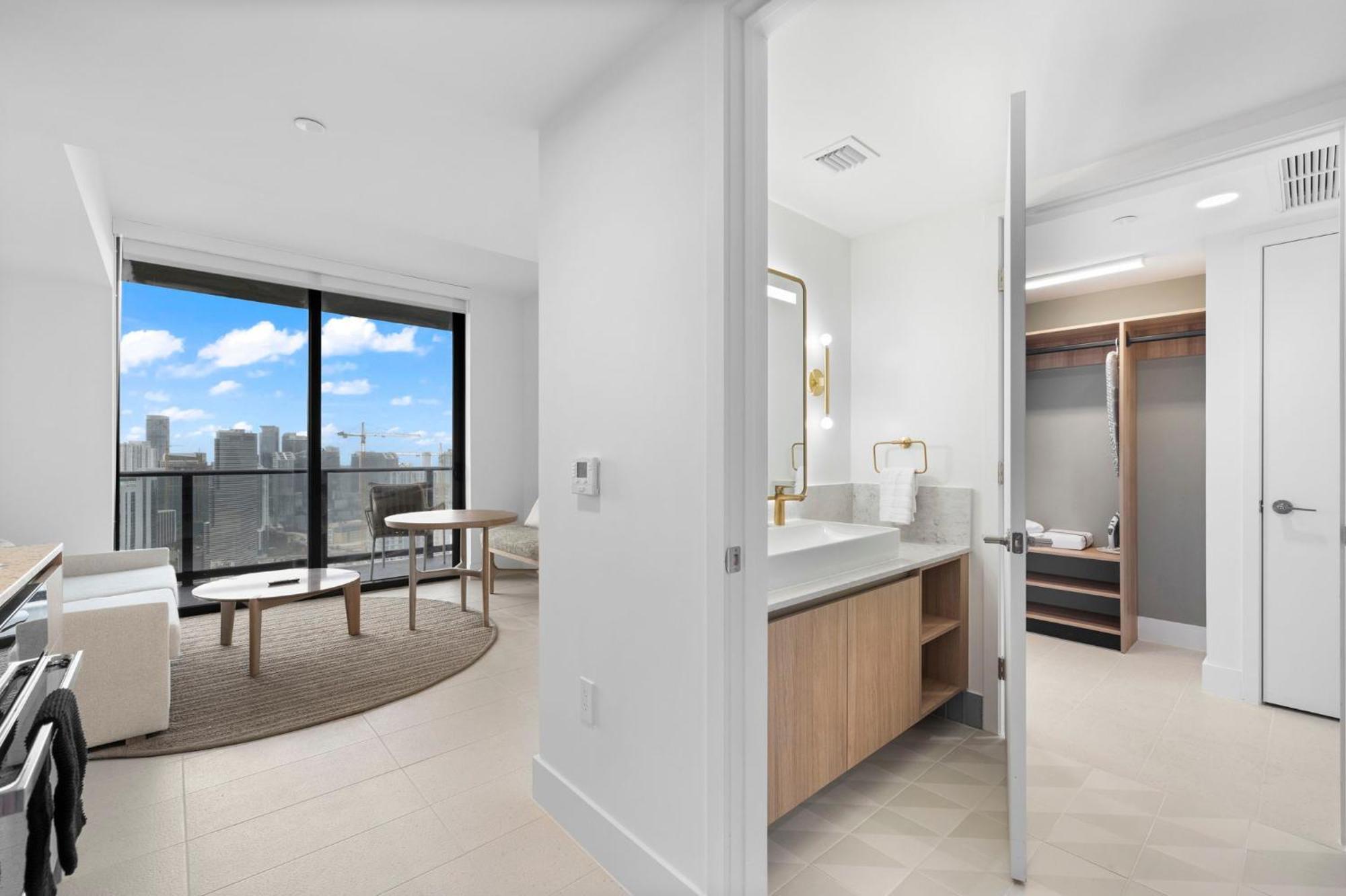 Stunning With Free Parking On 46th Floor! *