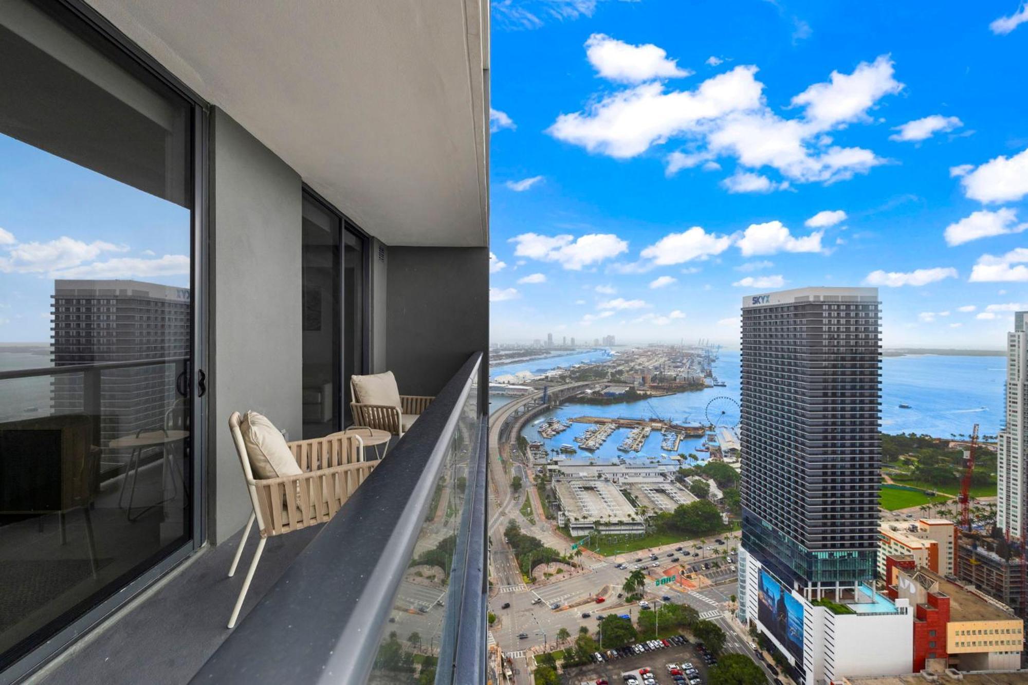 Stunning With Free Parking On 46th Floor! Apartment