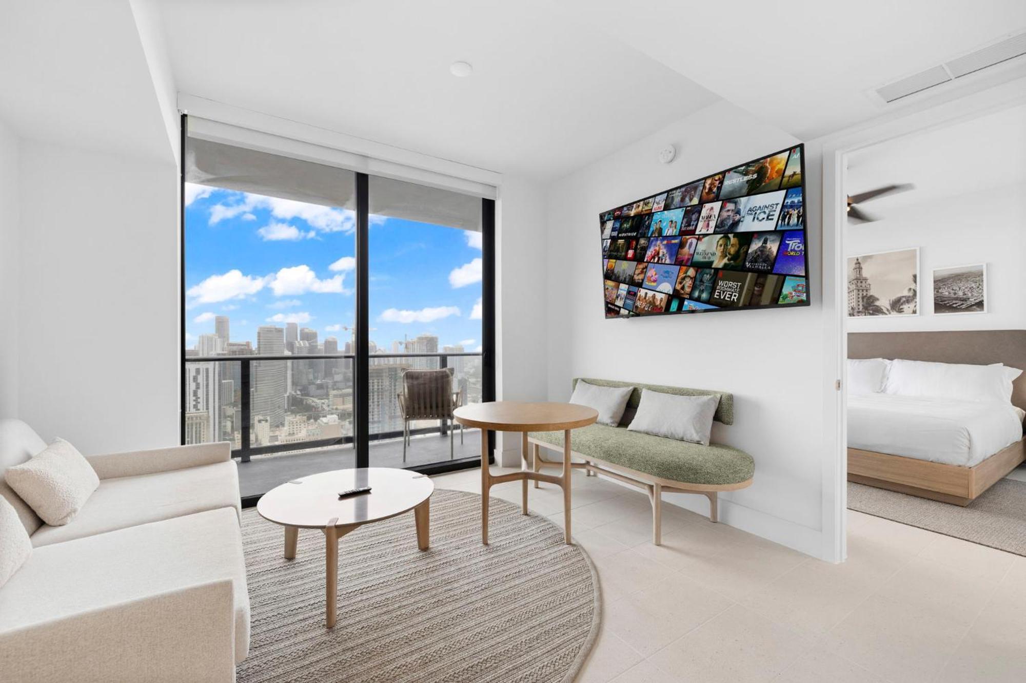 Apartment Stunning With Free Parking On 46th Floor!