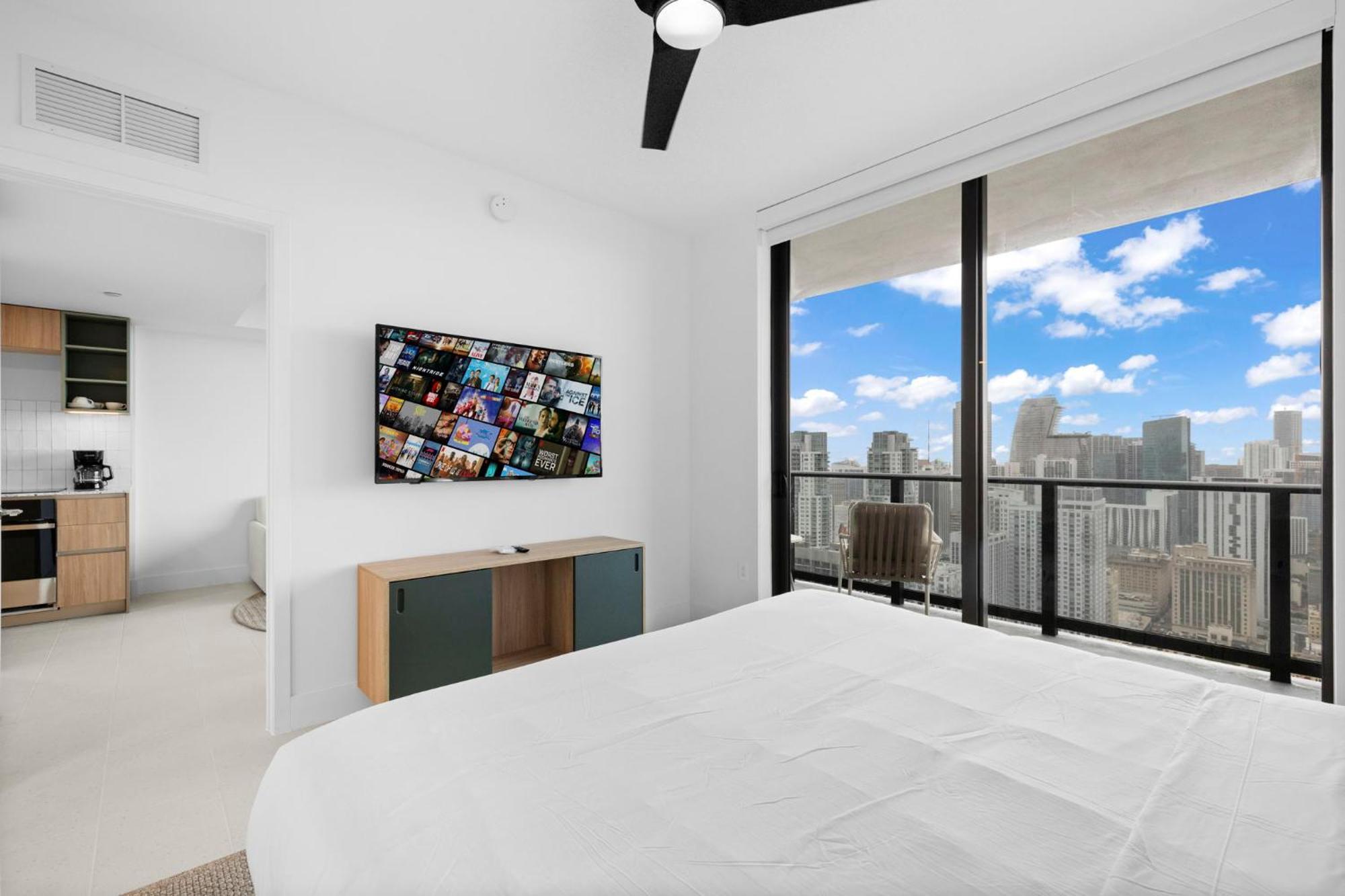 Stunning With Free Parking On 46th Floor! Apartment *