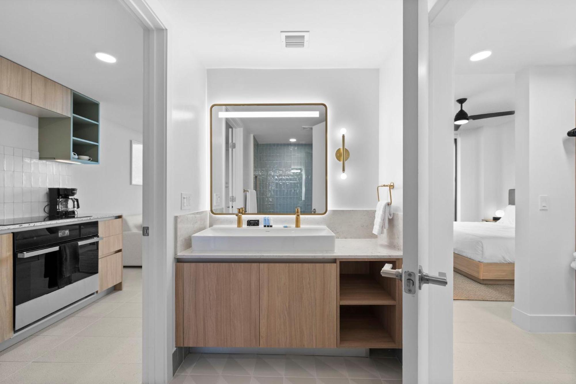 Apartment Stunning With Free Parking On 46th Floor! *
