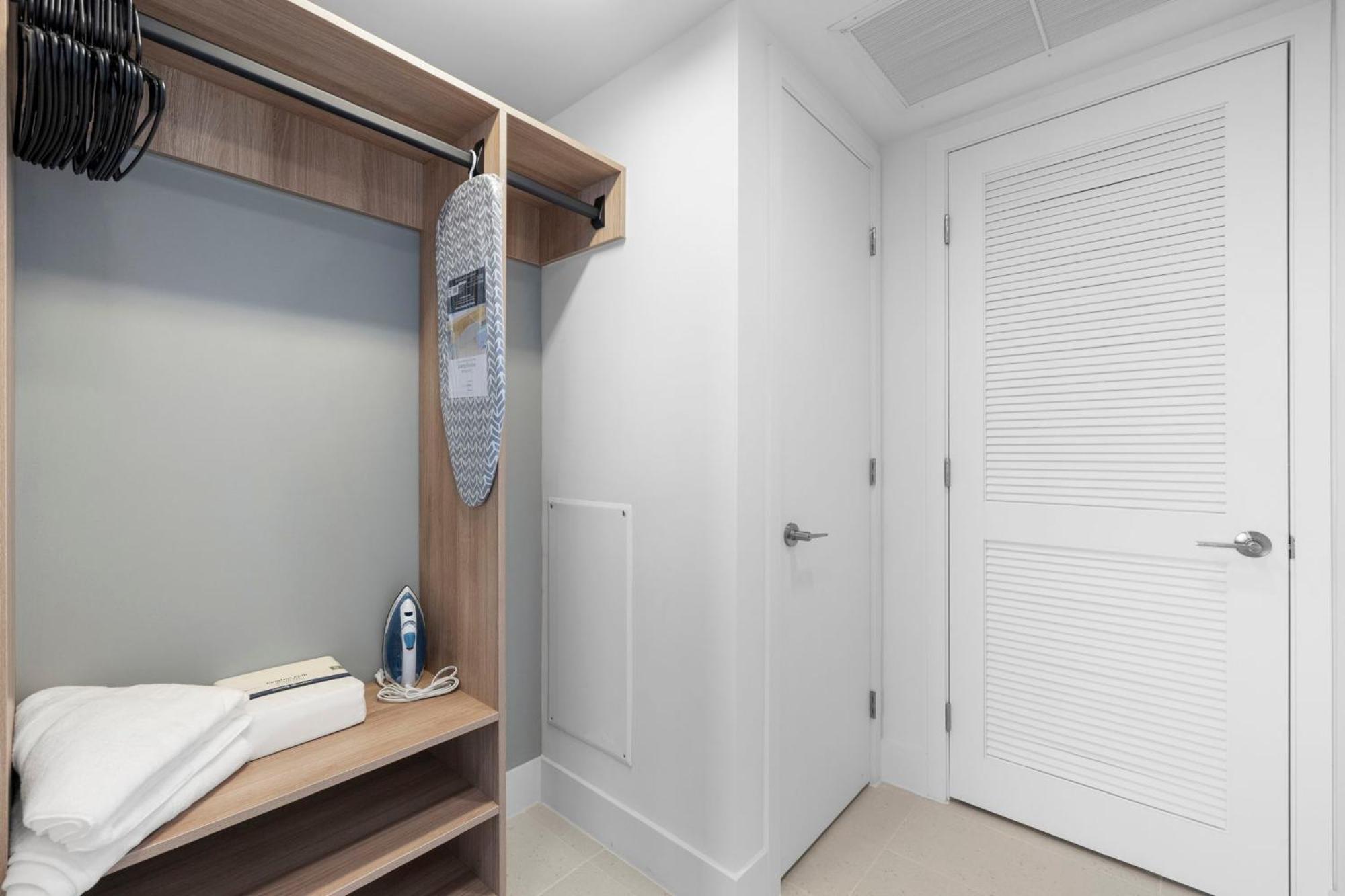 Apartment Stunning With Free Parking On 46th Floor! Miami