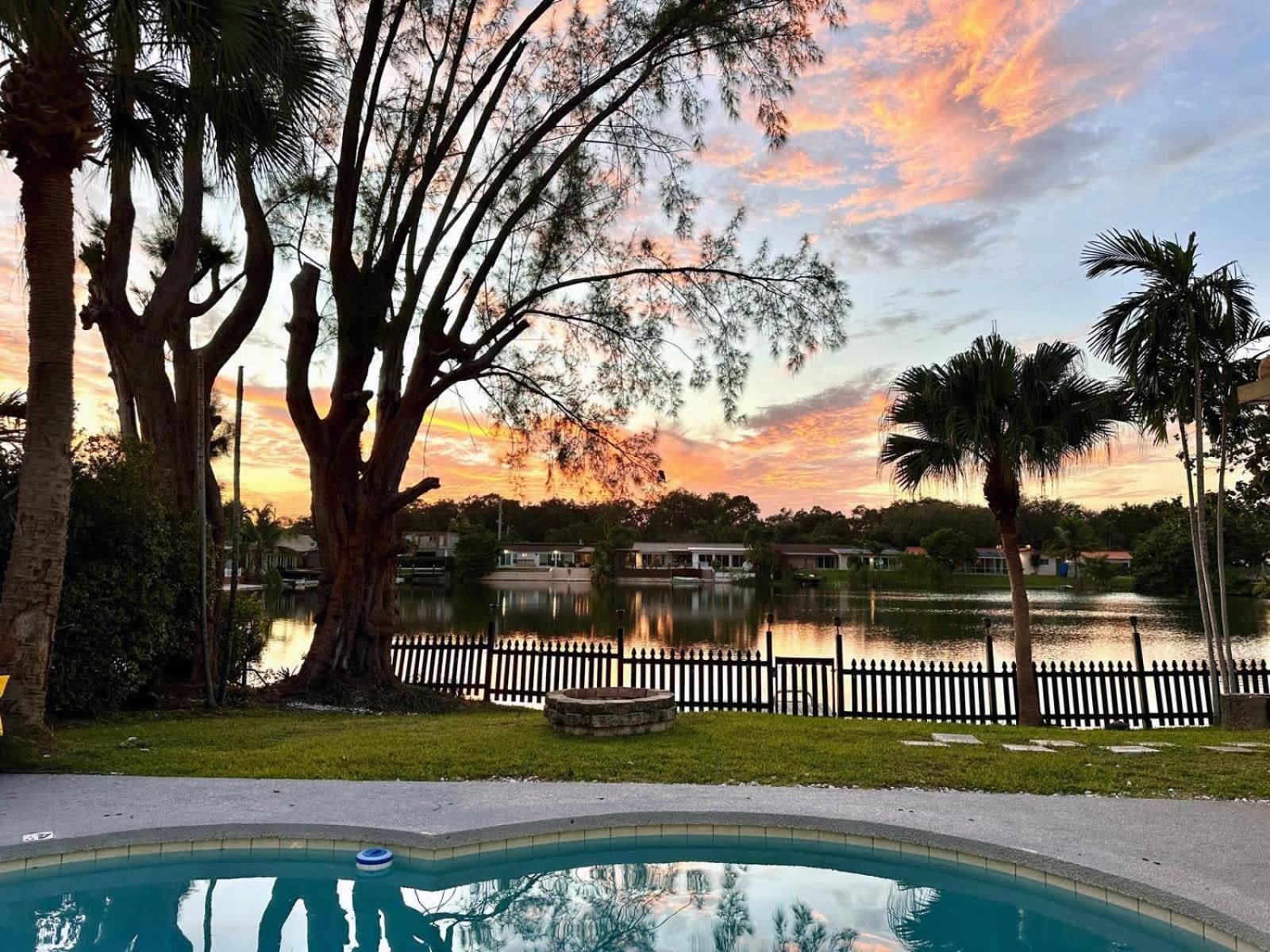 Holiday home Luxury Lakefront Retreat Perfect For Family Fun