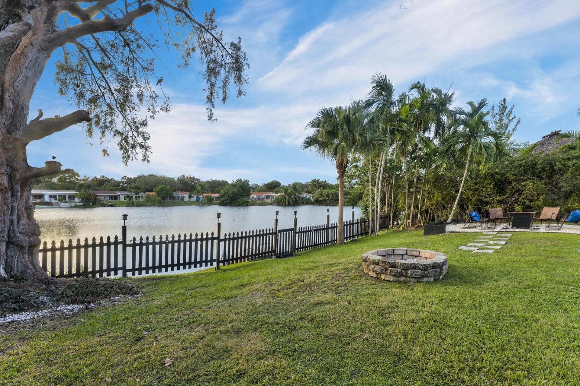 Holiday home Luxury Lakefront Retreat Perfect For Family Fun