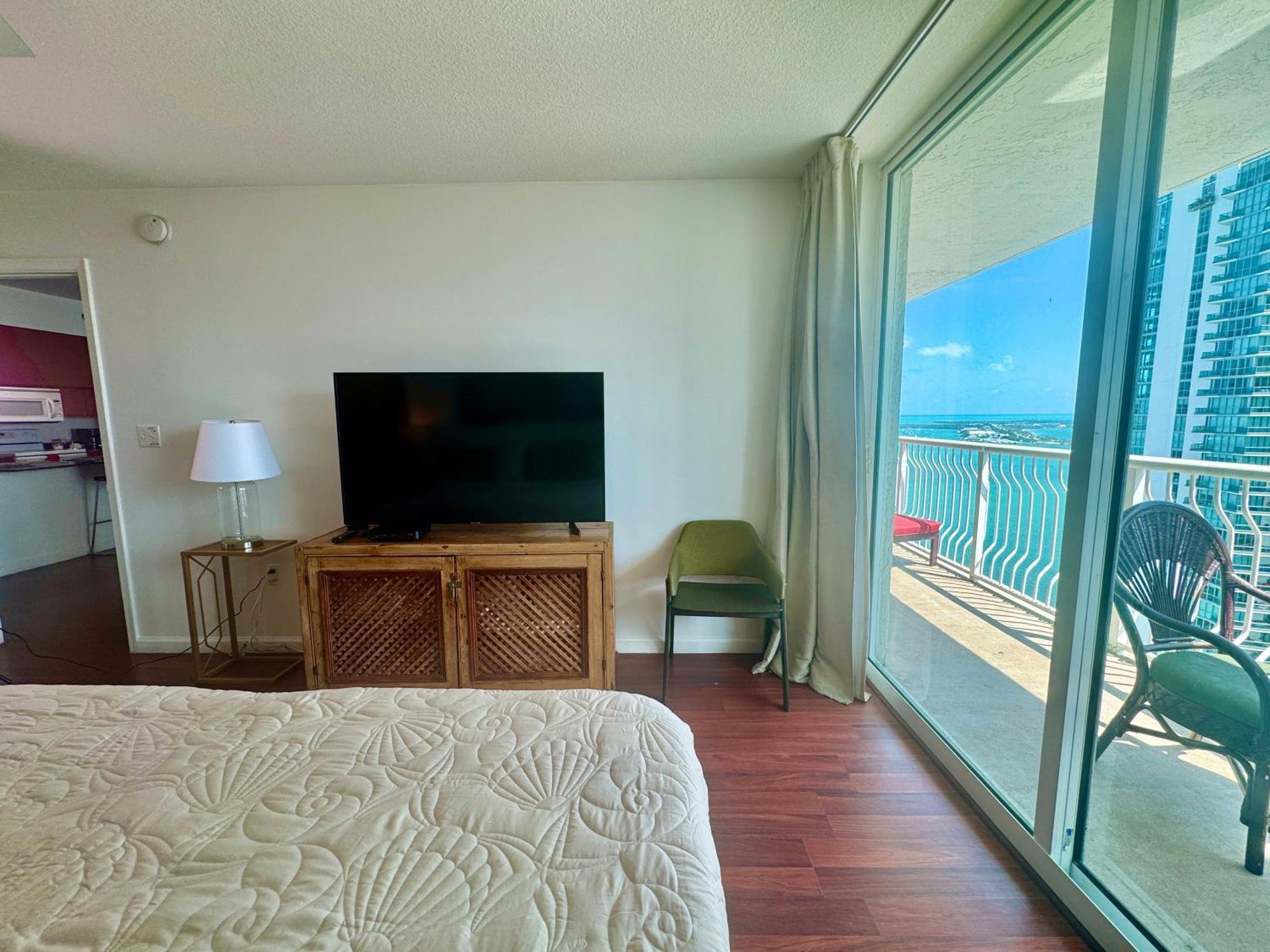 Brickell Unit, Amazing View, Balcony, Pool, 1 Free Parking Apartment *