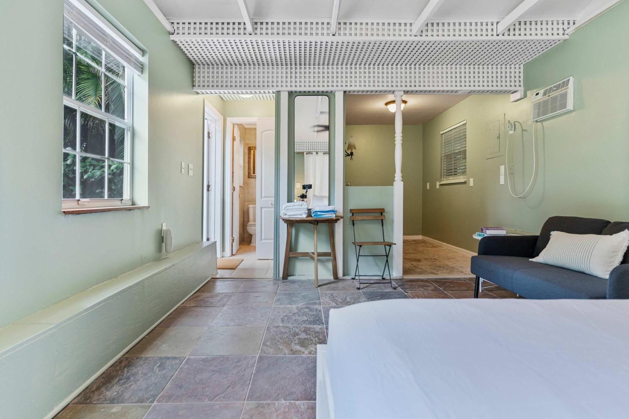 Mango Grove- Charming In The Grove *
