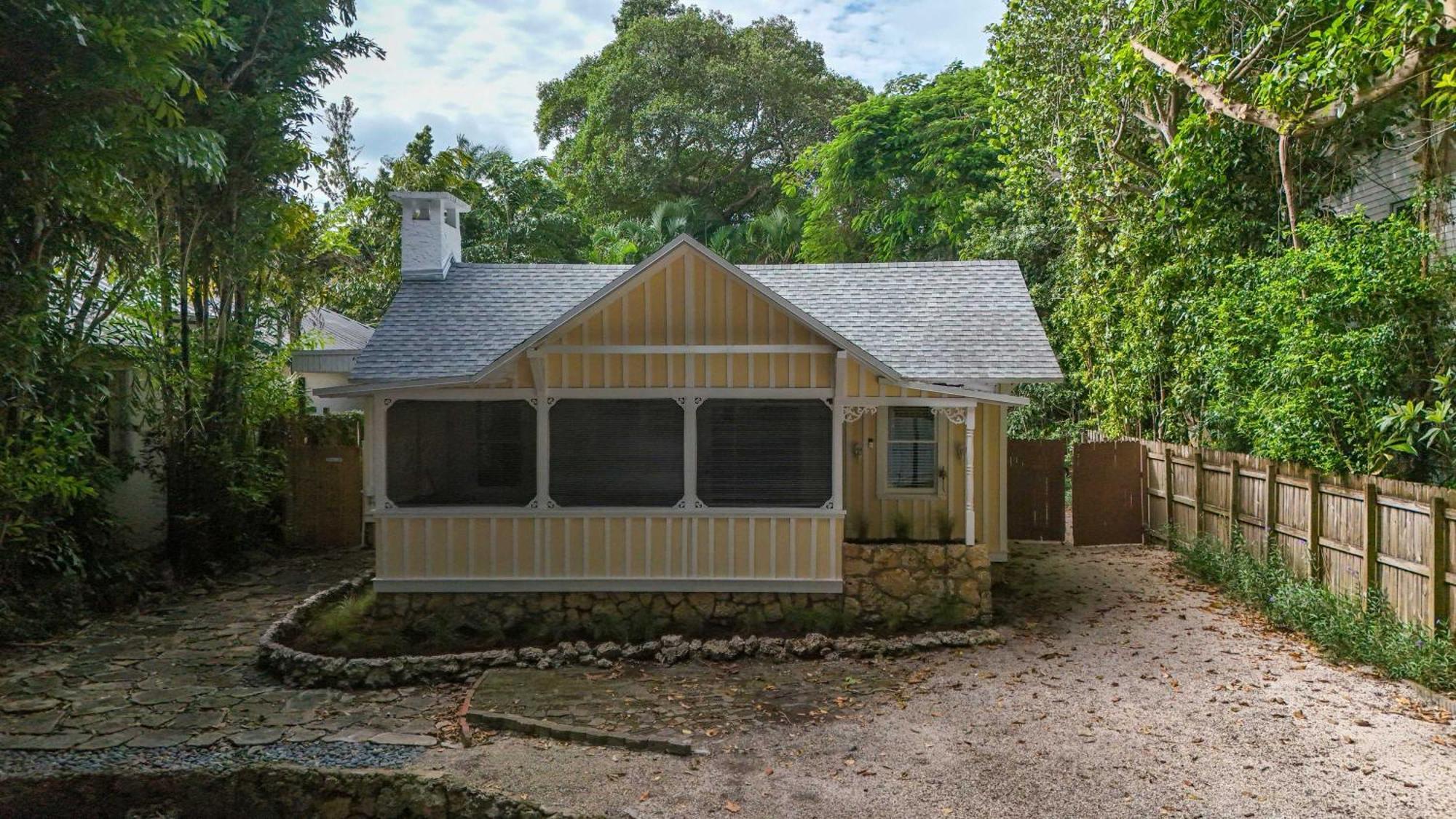 Mango Grove- Charming In The Grove Holiday home