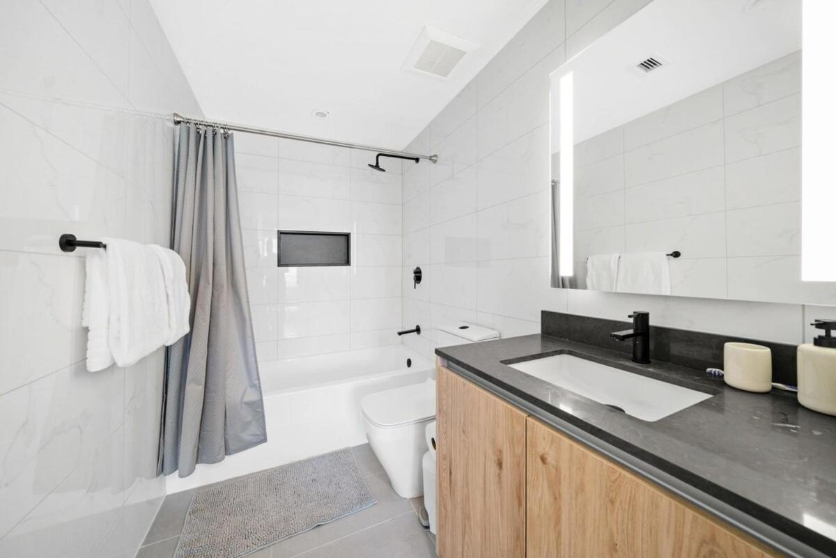 Ocean View 2 Bedroom Downtown 5 Minutes From Apartment *
