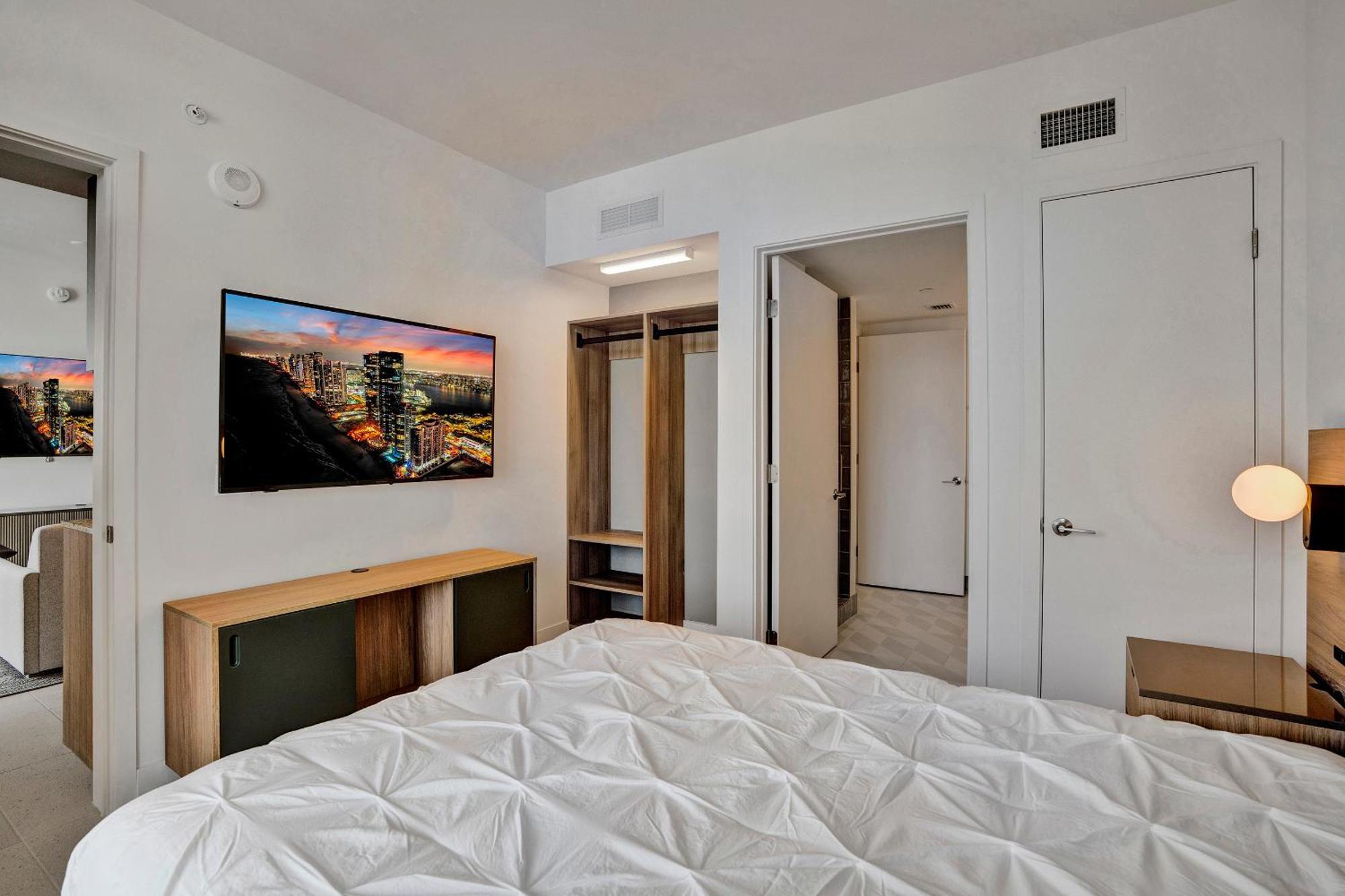 New 2-bdrm Downtown With Bay Vista *