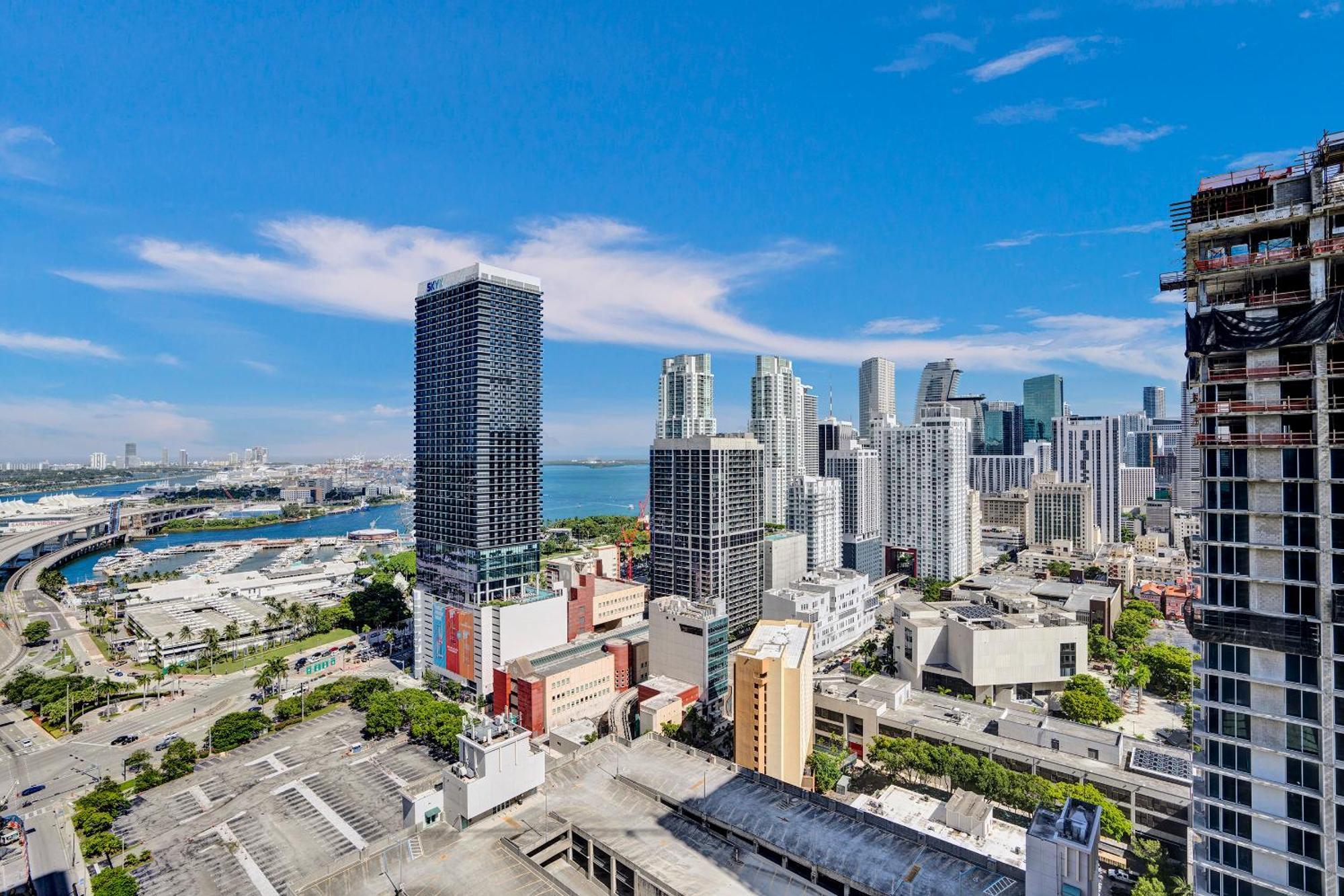 New 2-bdrm Downtown With Bay Vista Apartment *