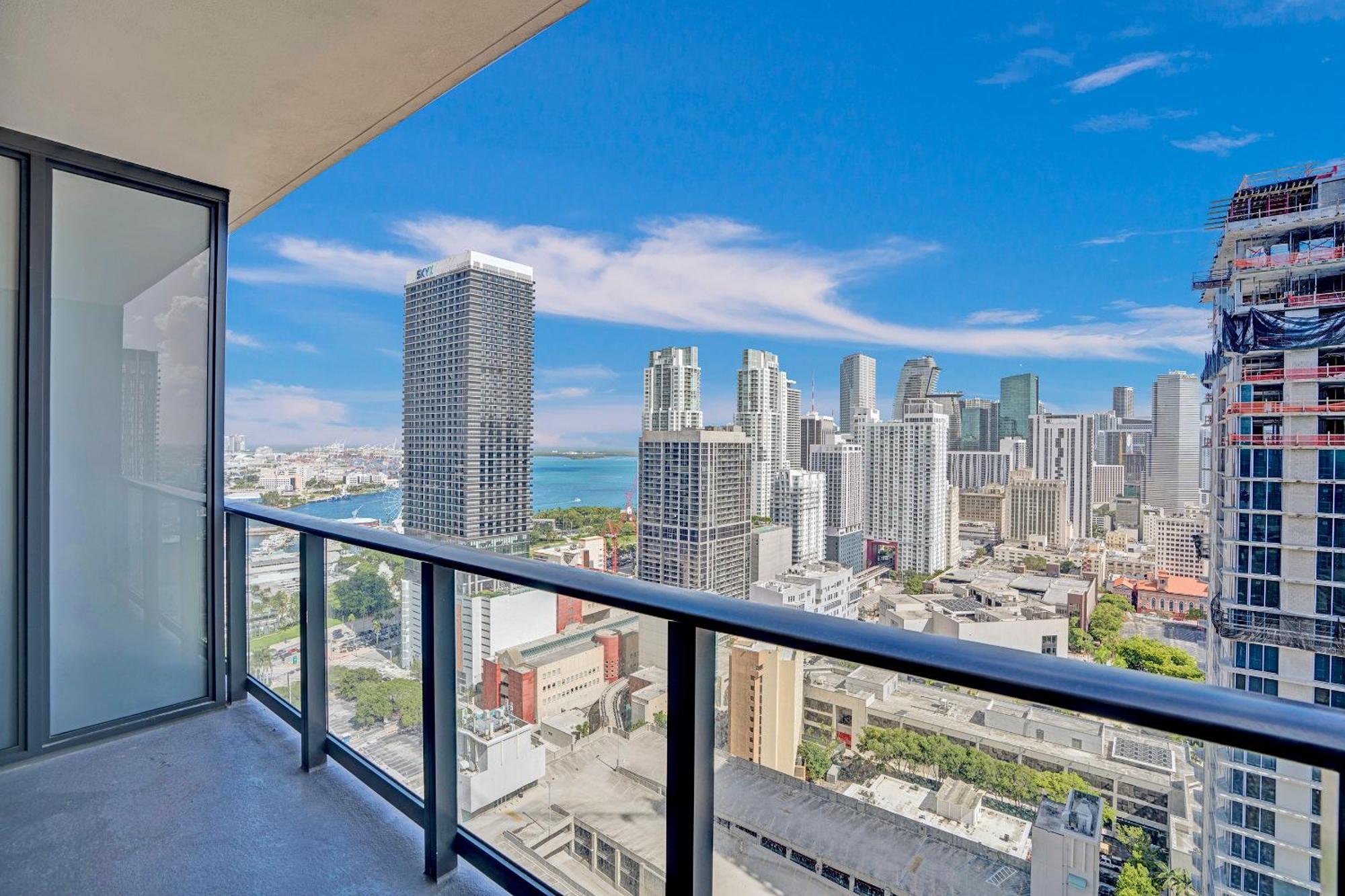 New 2-bdrm Downtown With Bay Vista Apartment