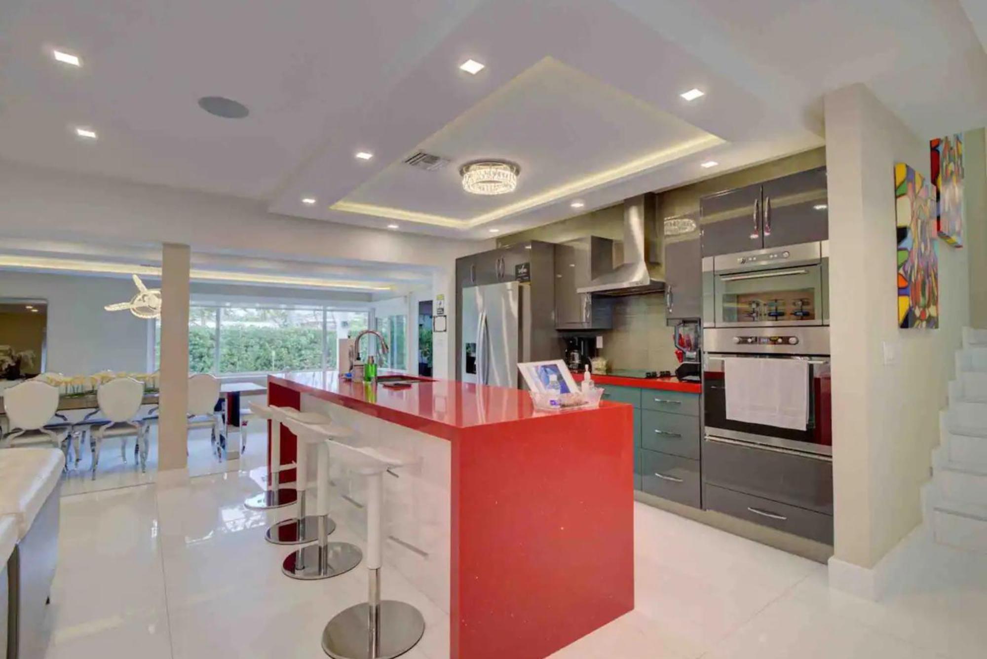 Luxury Retreat With Cinema, Game Table, Pool, Jacuzzi , Giant Chess, 8 Beds Villa *