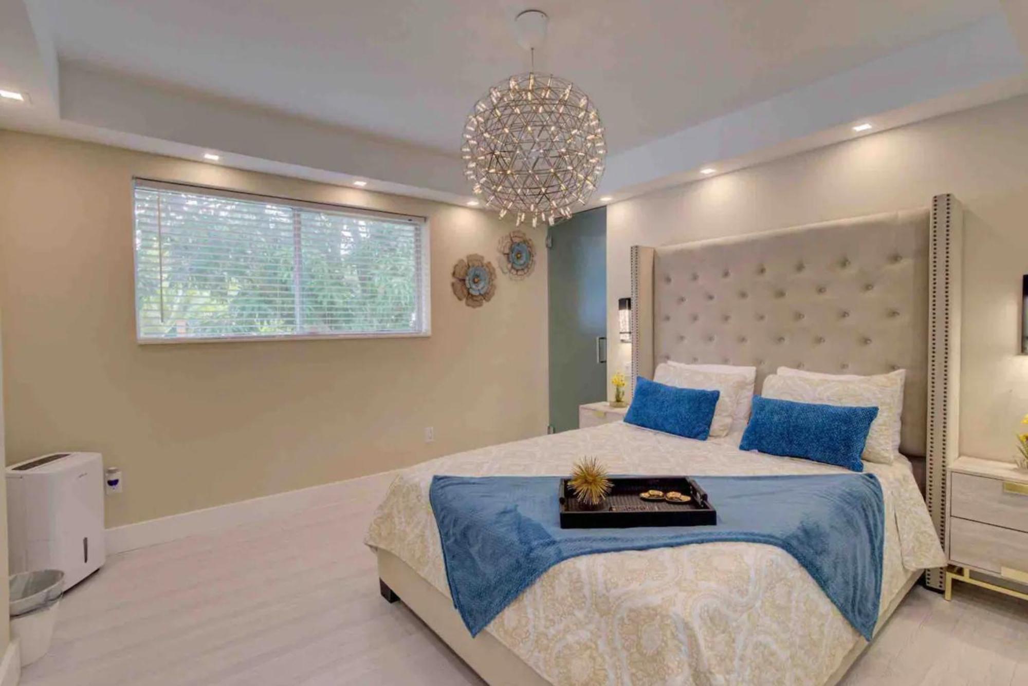 Villa Luxury Retreat With Cinema, Game Table, Pool, Jacuzzi , Giant Chess, 8 Beds Miami
