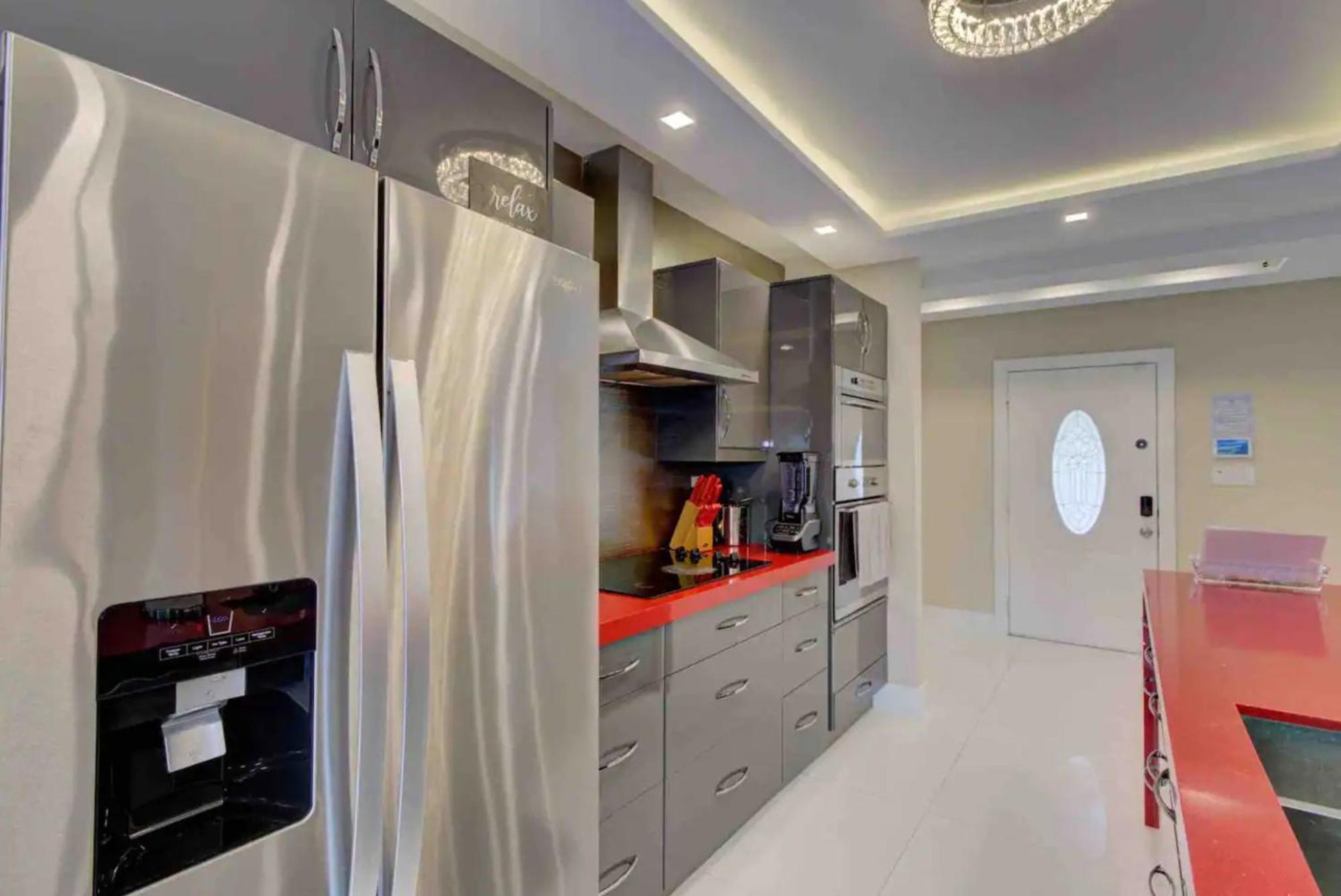 Villa Luxury Retreat With Cinema, Game Table, Pool, Jacuzzi , Giant Chess, 8 Beds