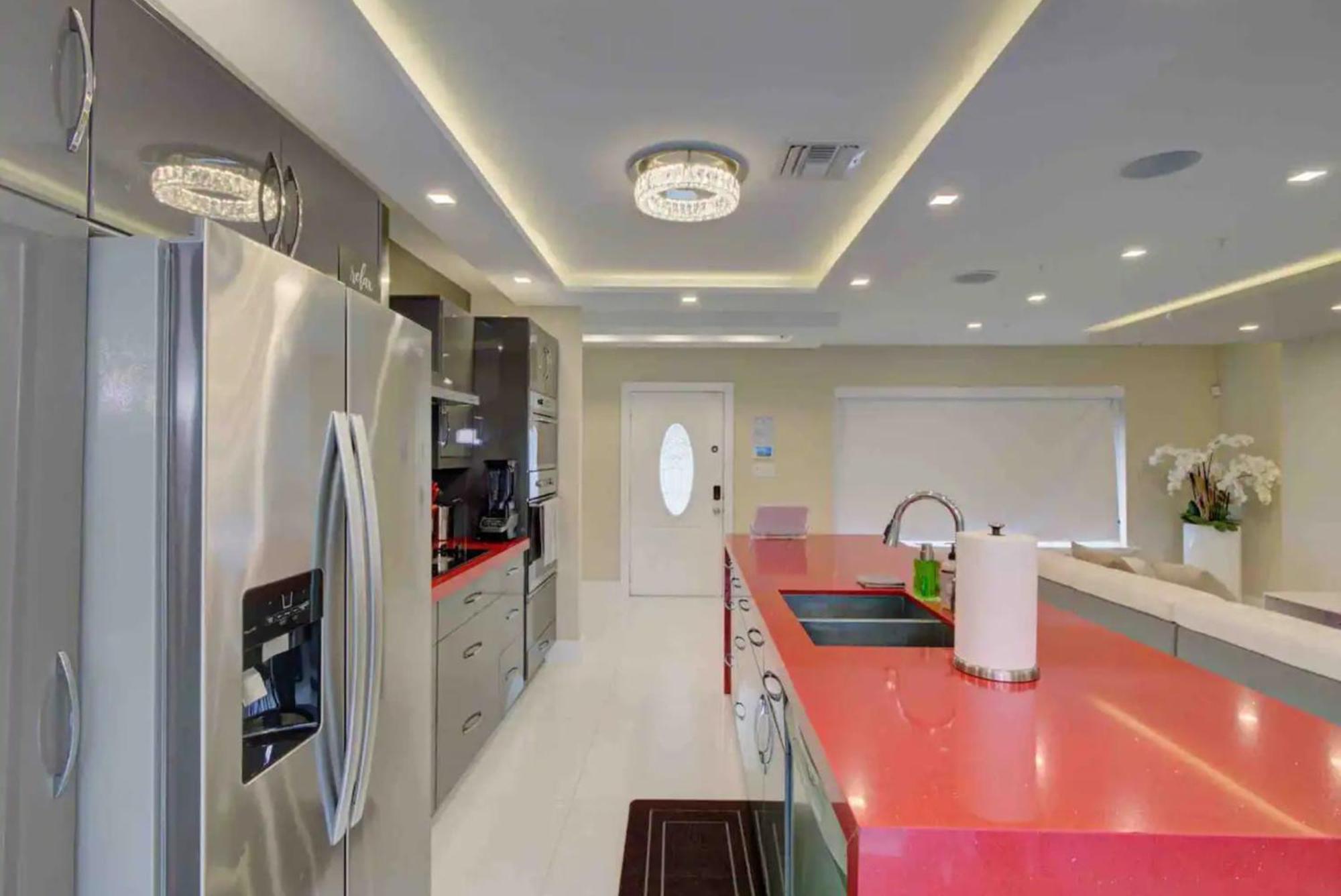 Villa Luxury Retreat With Cinema, Game Table, Pool, Jacuzzi , Giant Chess, 8 Beds