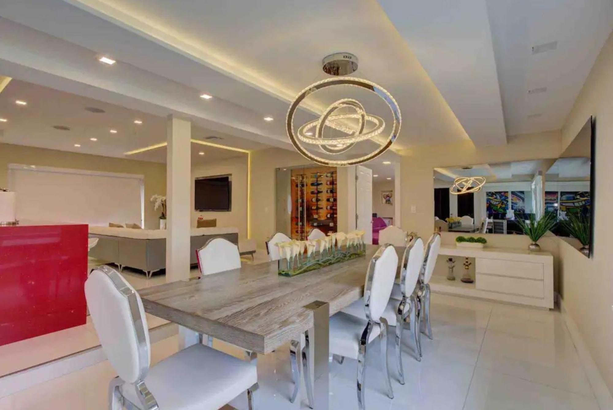 Luxury Retreat With Cinema, Game Table, Pool, Jacuzzi , Giant Chess, 8 Beds *