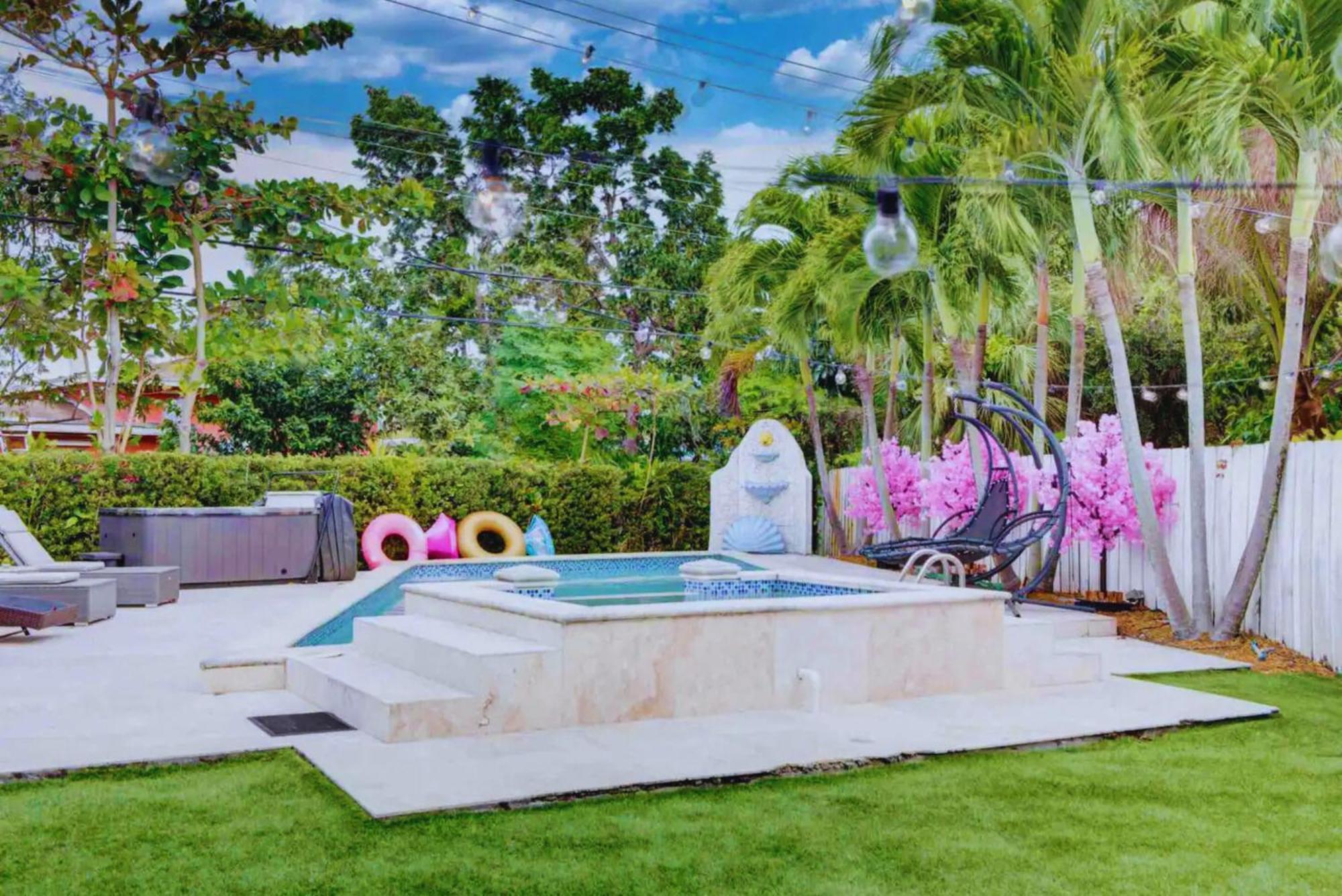 Luxury Retreat With Cinema, Game Table, Pool, Jacuzzi , Giant Chess, 8 Beds * Miami