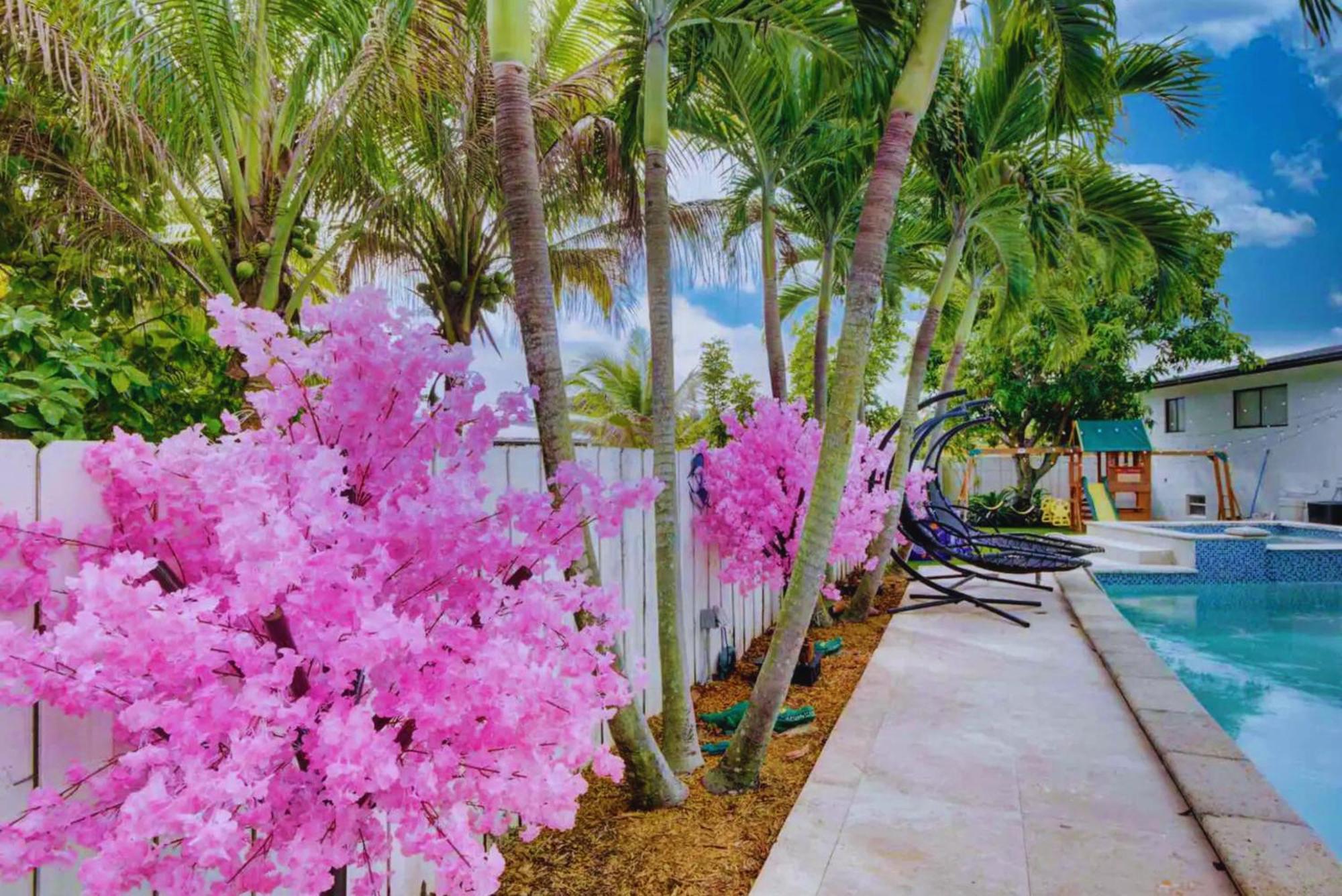 Villa Luxury Retreat With Cinema, Game Table, Pool, Jacuzzi , Giant Chess, 8 Beds Miami