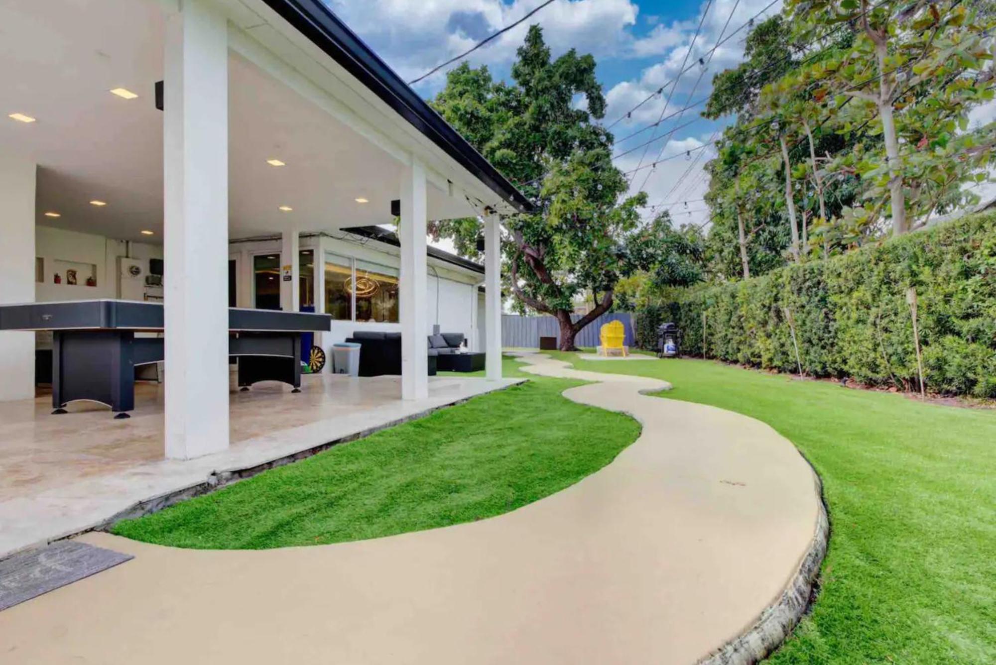 Luxury Retreat With Cinema, Game Table, Pool, Jacuzzi , Giant Chess, 8 Beds Miami