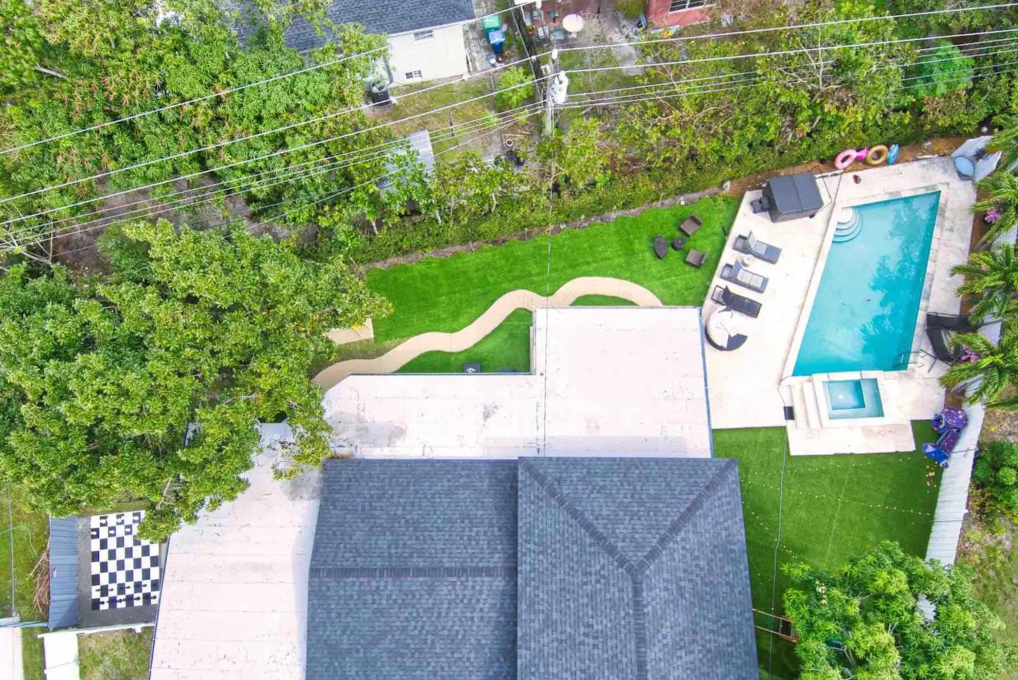 Luxury Retreat With Cinema, Game Table, Pool, Jacuzzi , Giant Chess, 8 Beds Villa