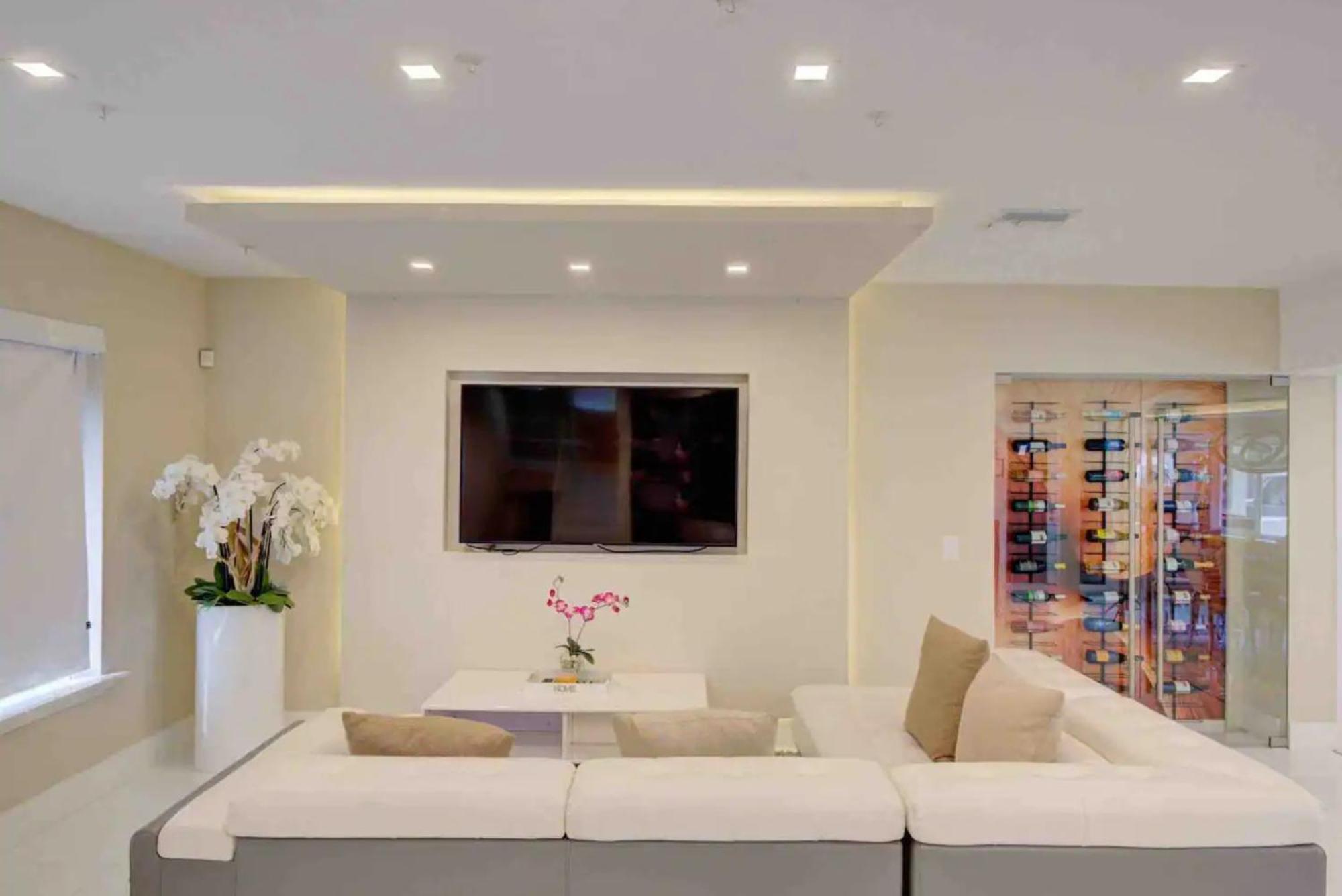 Villa Luxury Retreat With Cinema, Game Table, Pool, Jacuzzi , Giant Chess, 8 Beds *