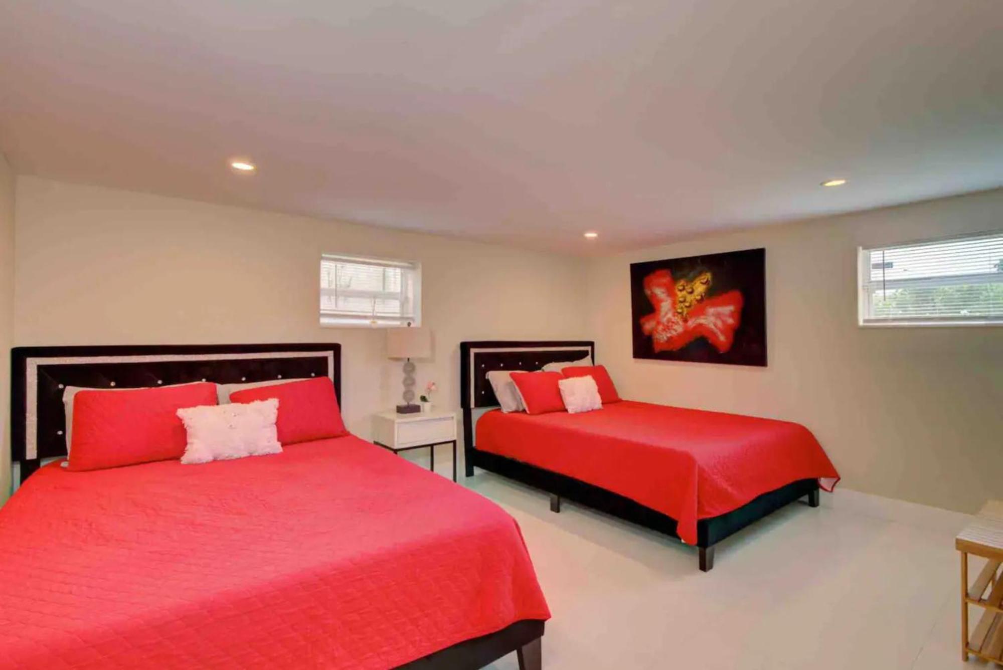 Luxury Retreat With Cinema, Game Table, Pool, Jacuzzi , Giant Chess, 8 Beds