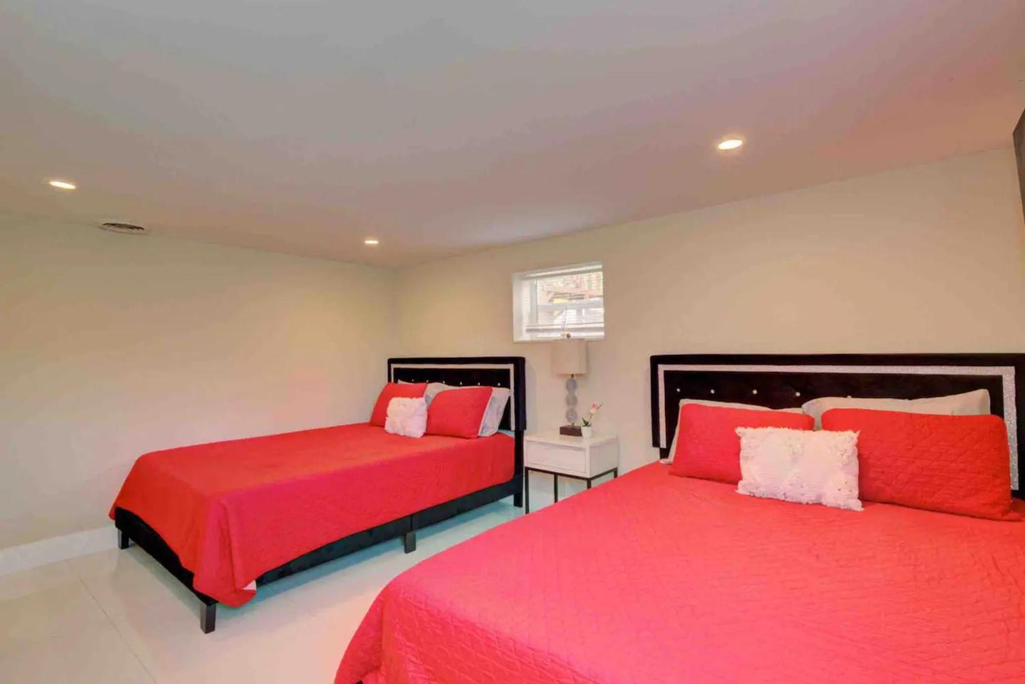 Luxury Retreat With Cinema, Game Table, Pool, Jacuzzi , Giant Chess, 8 Beds Villa