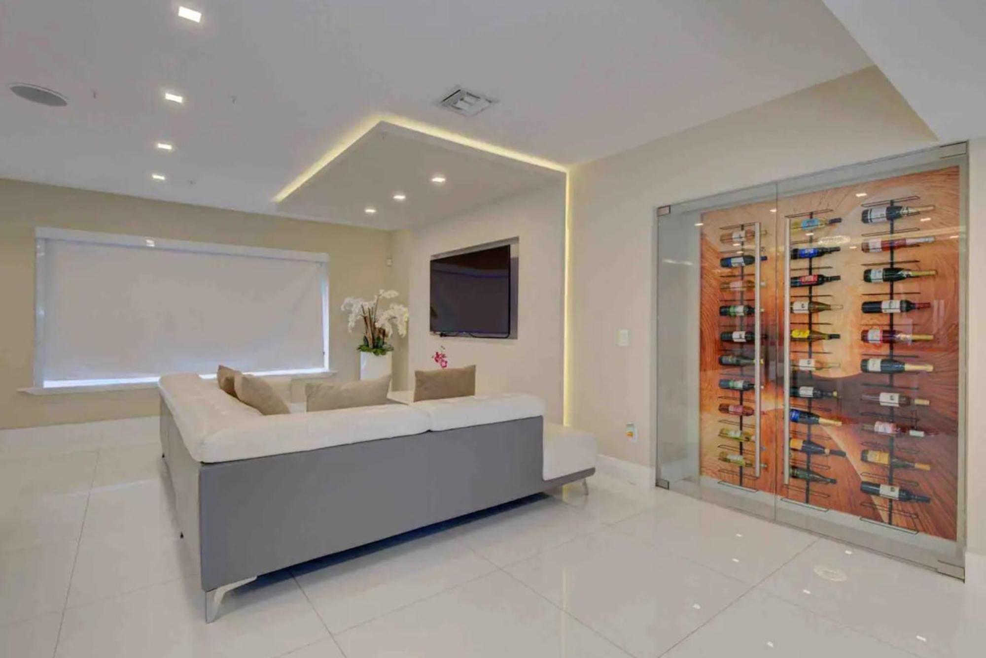 Luxury Retreat With Cinema, Game Table, Pool, Jacuzzi , Giant Chess, 8 Beds Villa