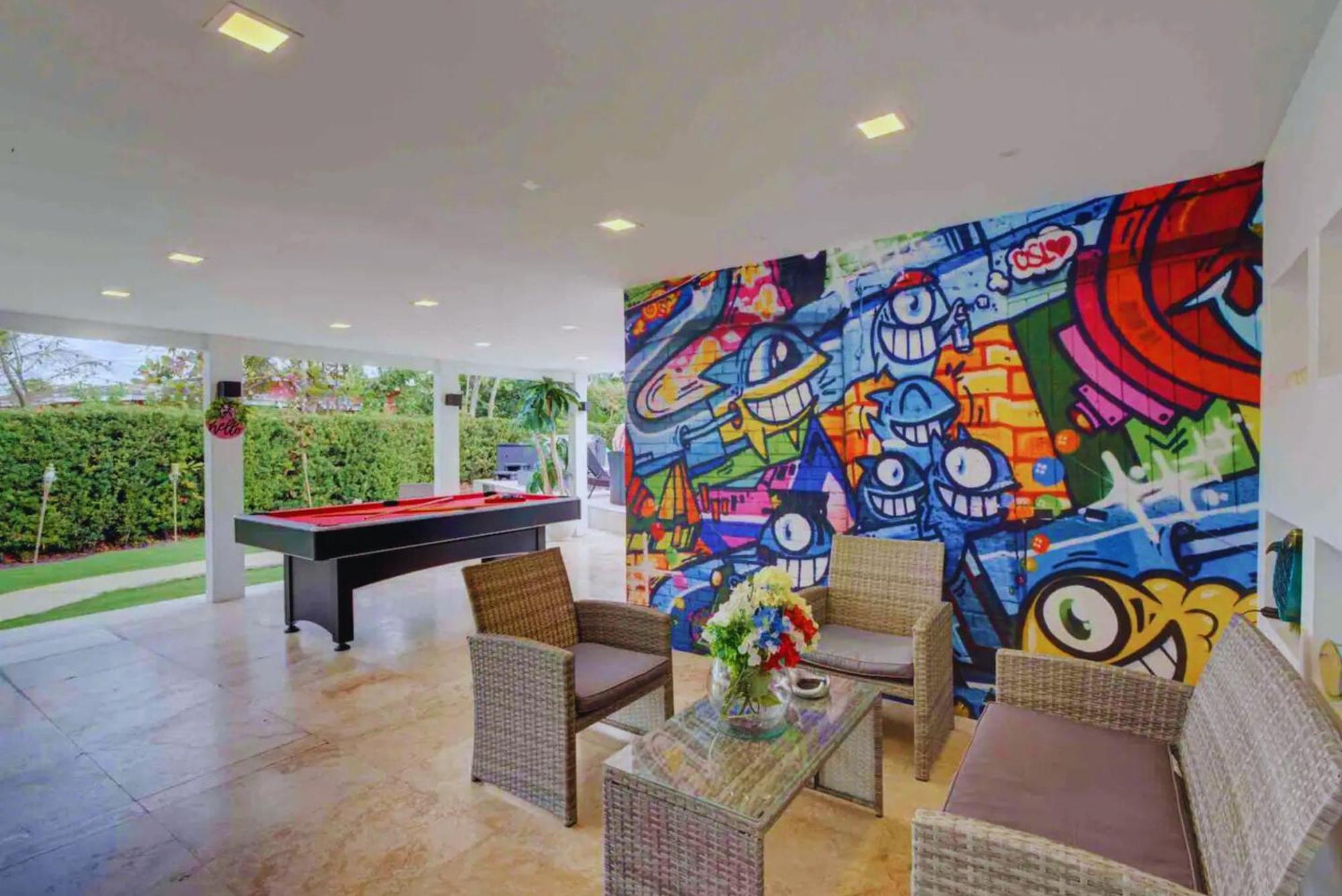 Villa Luxury Retreat With Cinema, Game Table, Pool, Jacuzzi , Giant Chess, 8 Beds