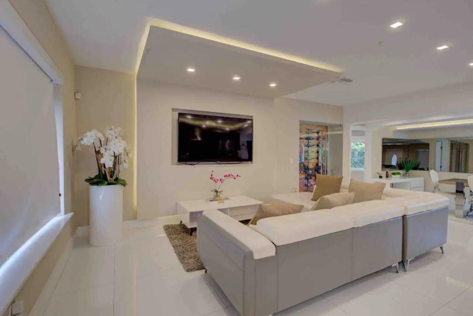 Luxury Retreat With Cinema, Game Table, Pool, Jacuzzi , Giant Chess, 8 Beds Villa Miami