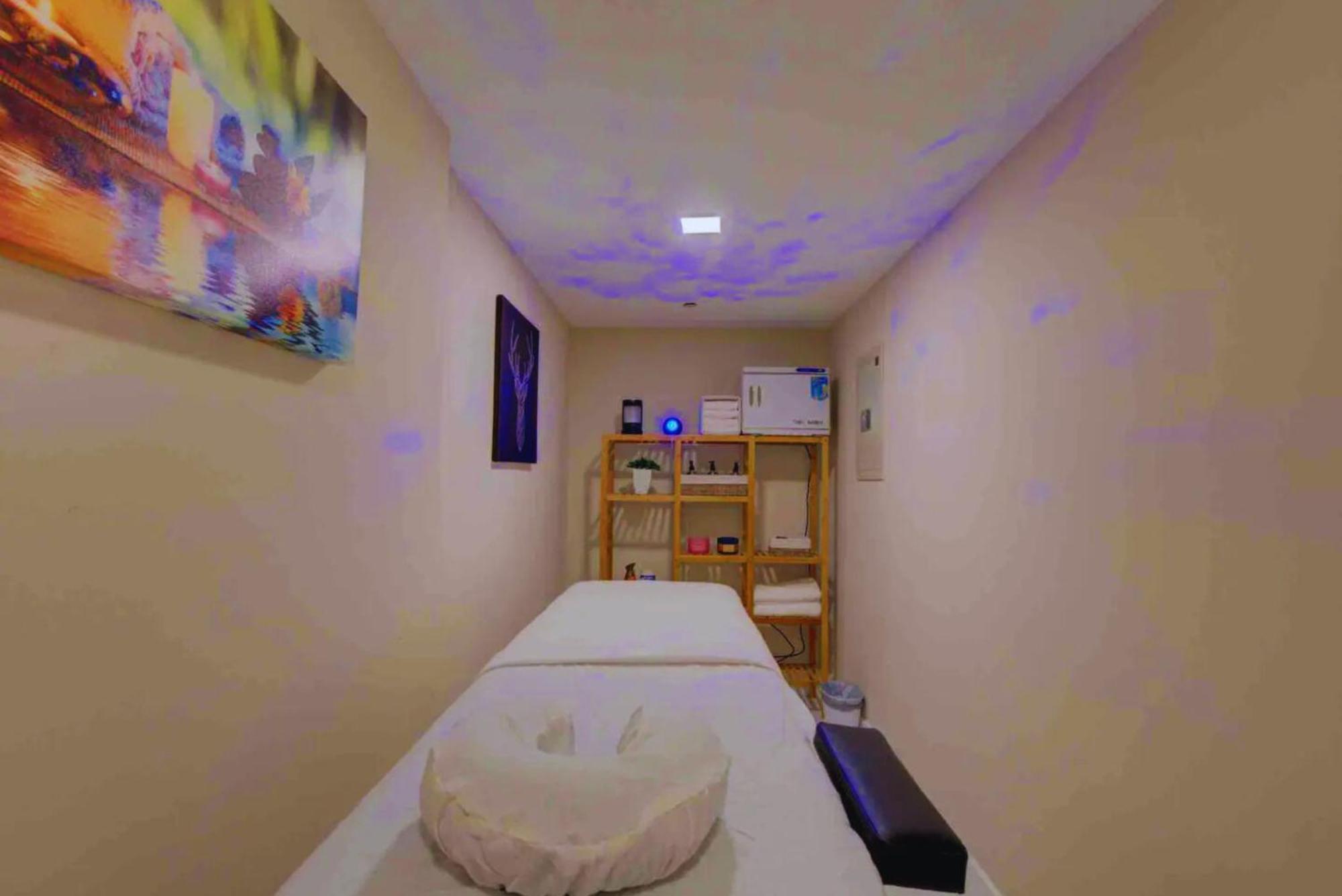 Villa Luxury Retreat With Cinema, Game Table, Pool, Jacuzzi , Giant Chess, 8 Beds *
