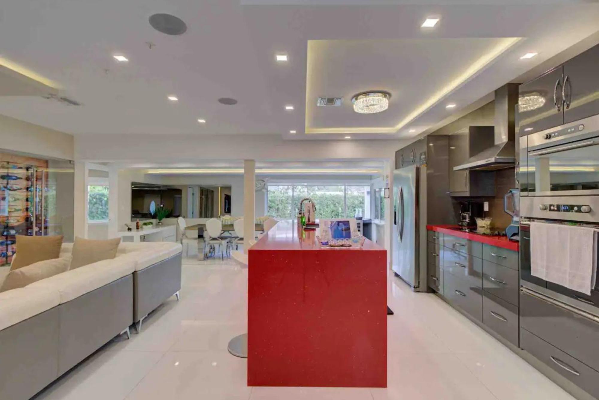 Luxury Retreat With Cinema, Game Table, Pool, Jacuzzi , Giant Chess, 8 Beds Villa Miami