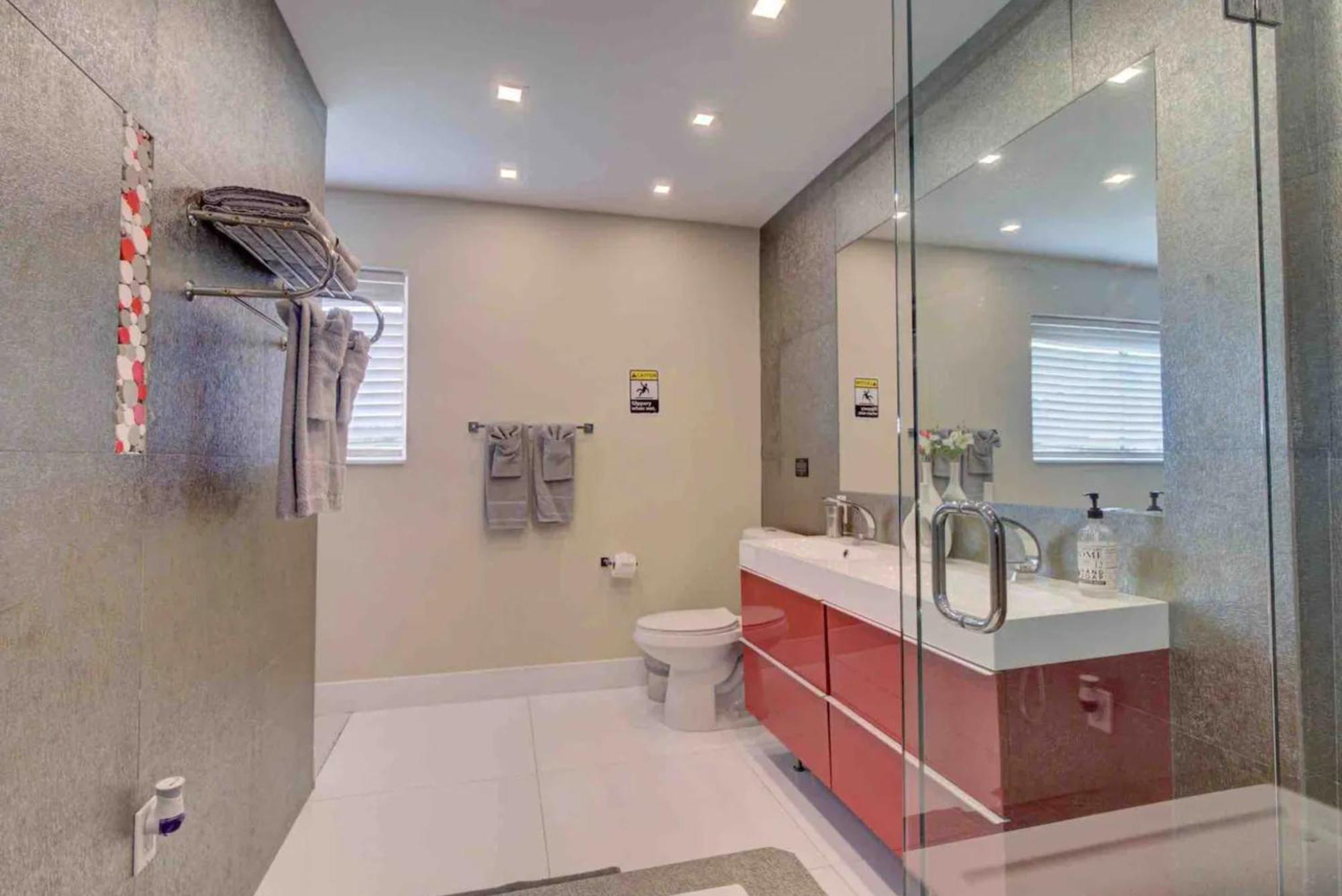 Villa Luxury Retreat With Cinema, Game Table, Pool, Jacuzzi , Giant Chess, 8 Beds Miami