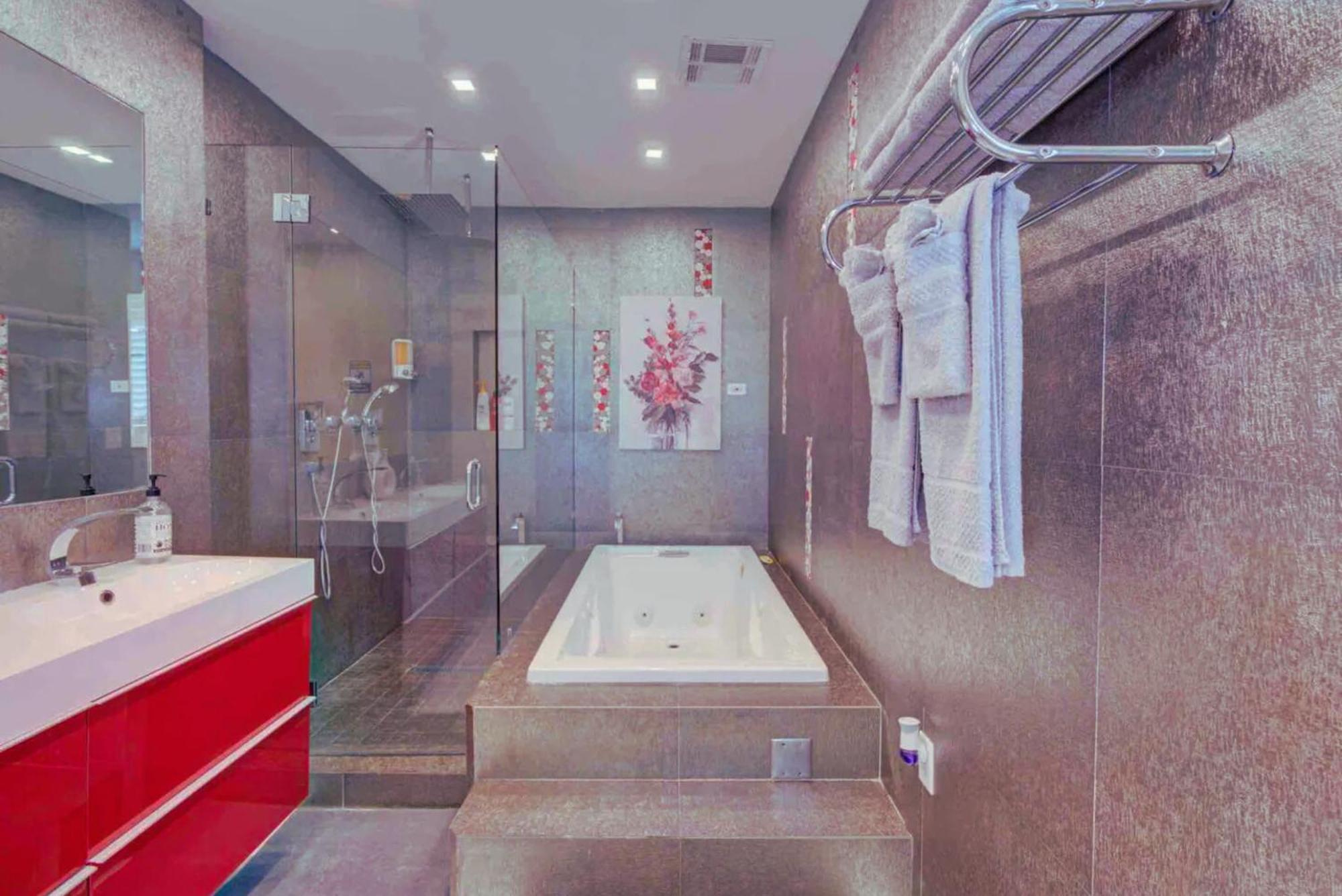 Luxury Retreat With Cinema, Game Table, Pool, Jacuzzi , Giant Chess, 8 Beds Miami