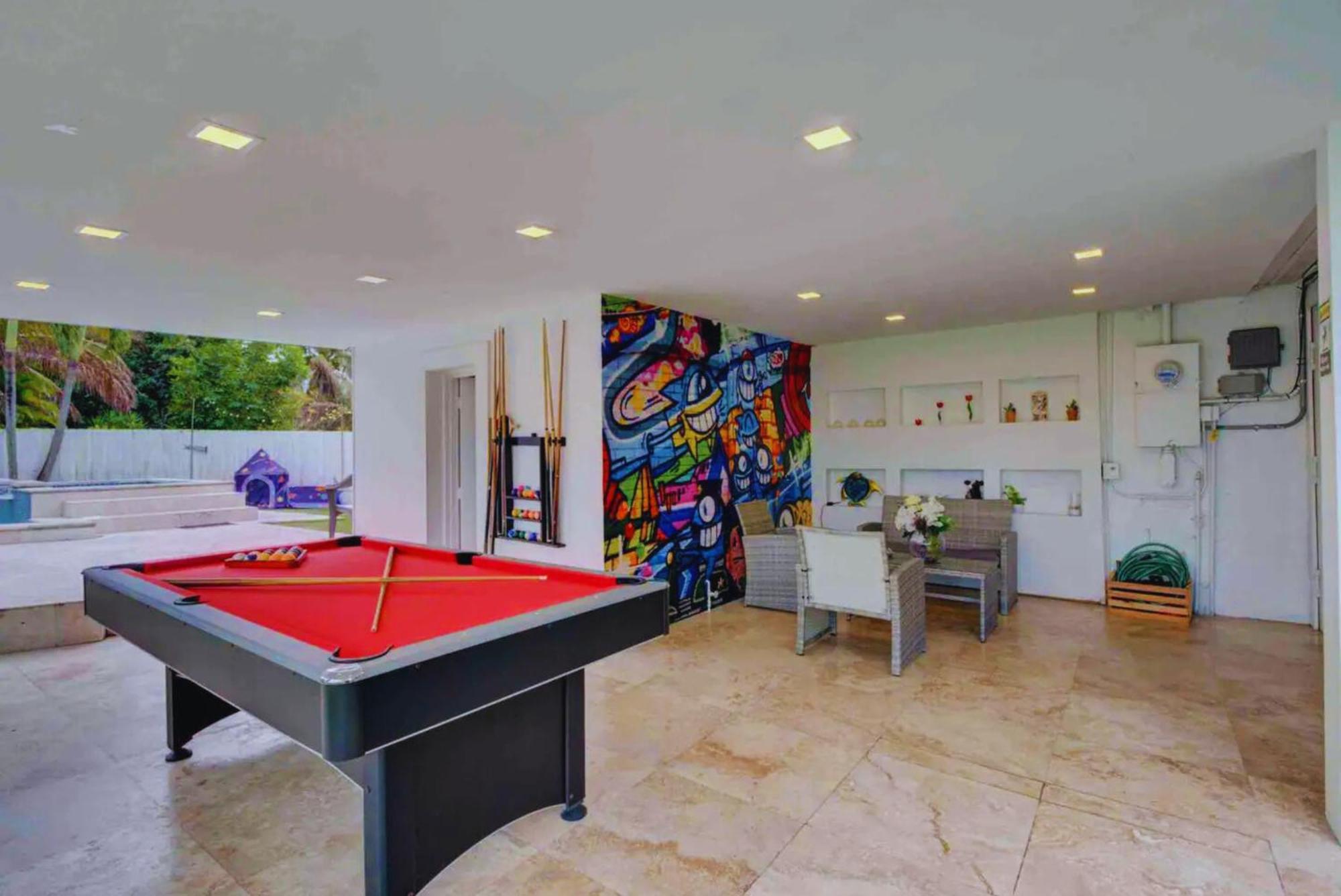 Villa Luxury Retreat With Cinema, Game Table, Pool, Jacuzzi , Giant Chess, 8 Beds
