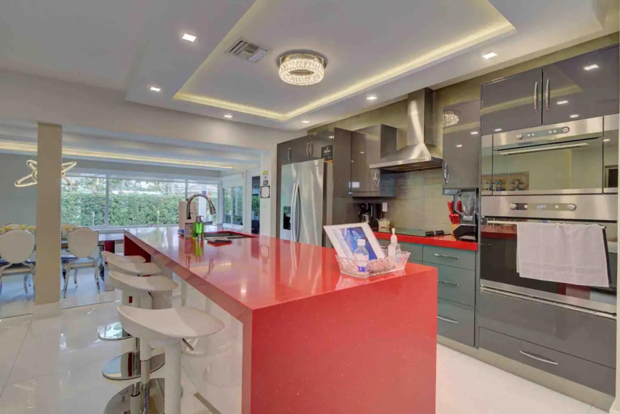 Luxury Retreat With Cinema, Game Table, Pool, Jacuzzi , Giant Chess, 8 Beds Miami