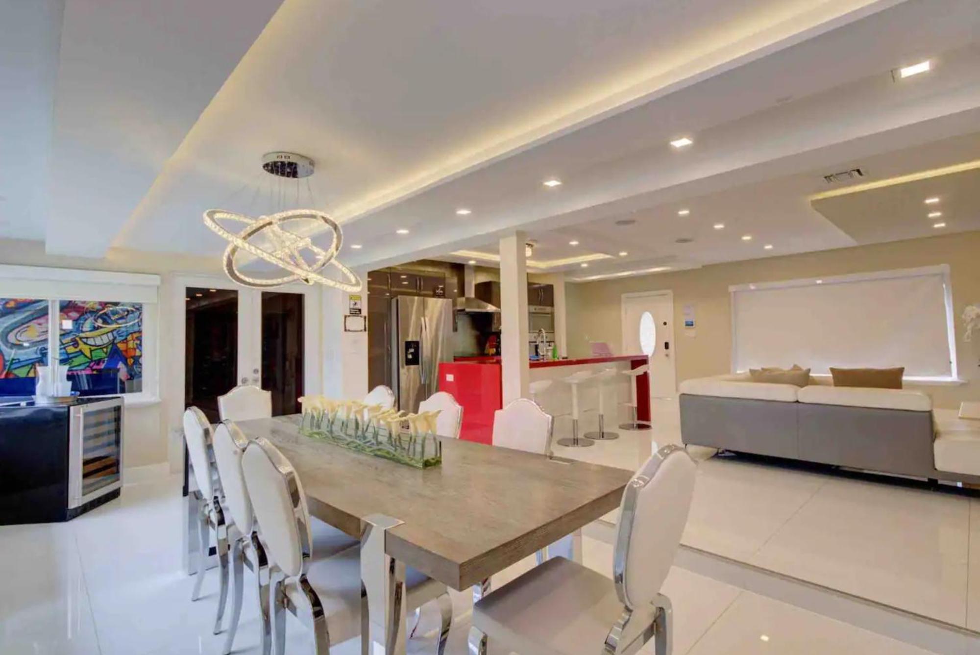 Villa Luxury Retreat With Cinema, Game Table, Pool, Jacuzzi , Giant Chess, 8 Beds