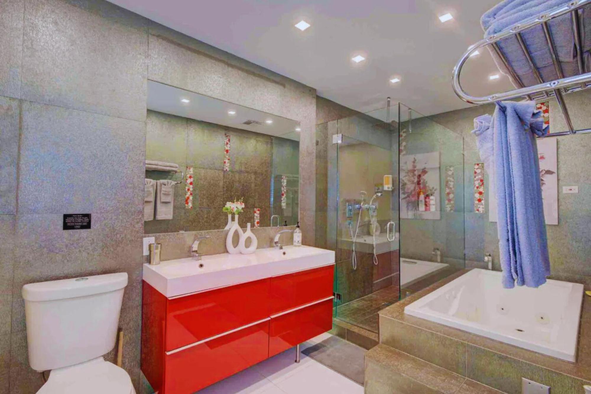 Luxury Retreat With Cinema, Game Table, Pool, Jacuzzi , Giant Chess, 8 Beds Miami