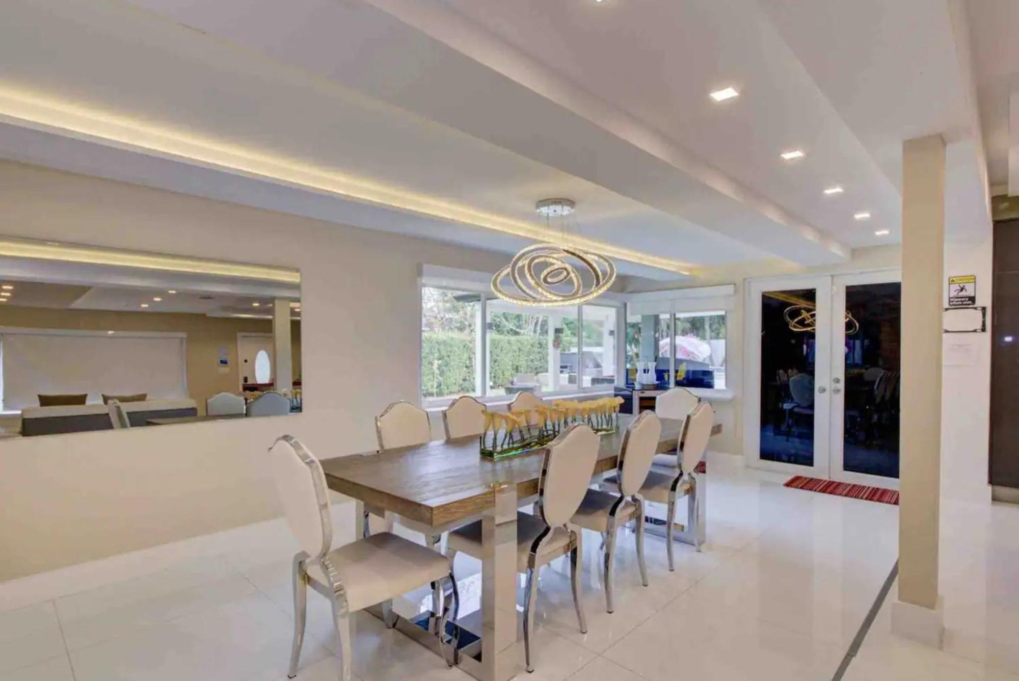 Luxury Retreat With Cinema, Game Table, Pool, Jacuzzi , Giant Chess, 8 Beds