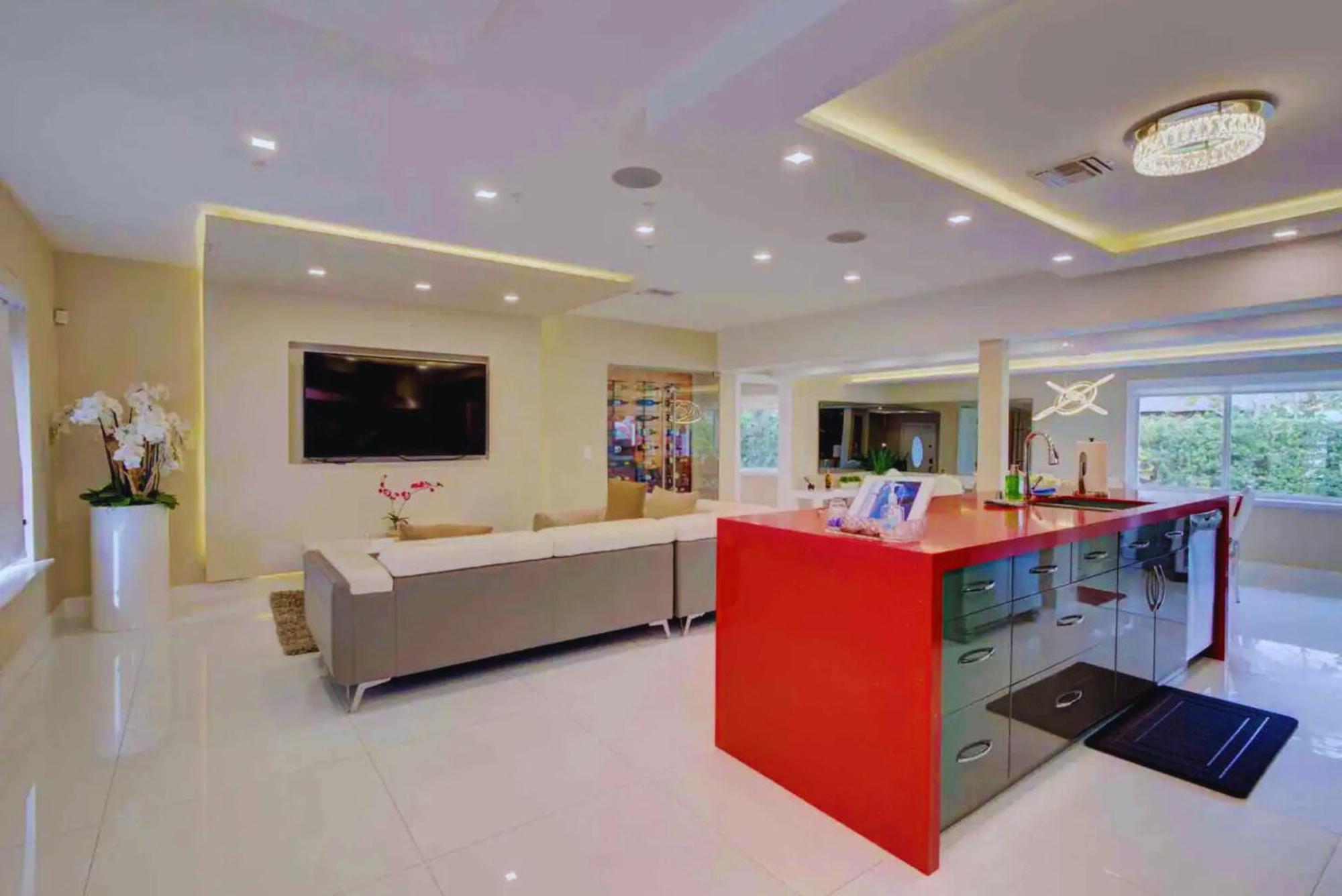 Villa Luxury Retreat With Cinema, Game Table, Pool, Jacuzzi , Giant Chess, 8 Beds