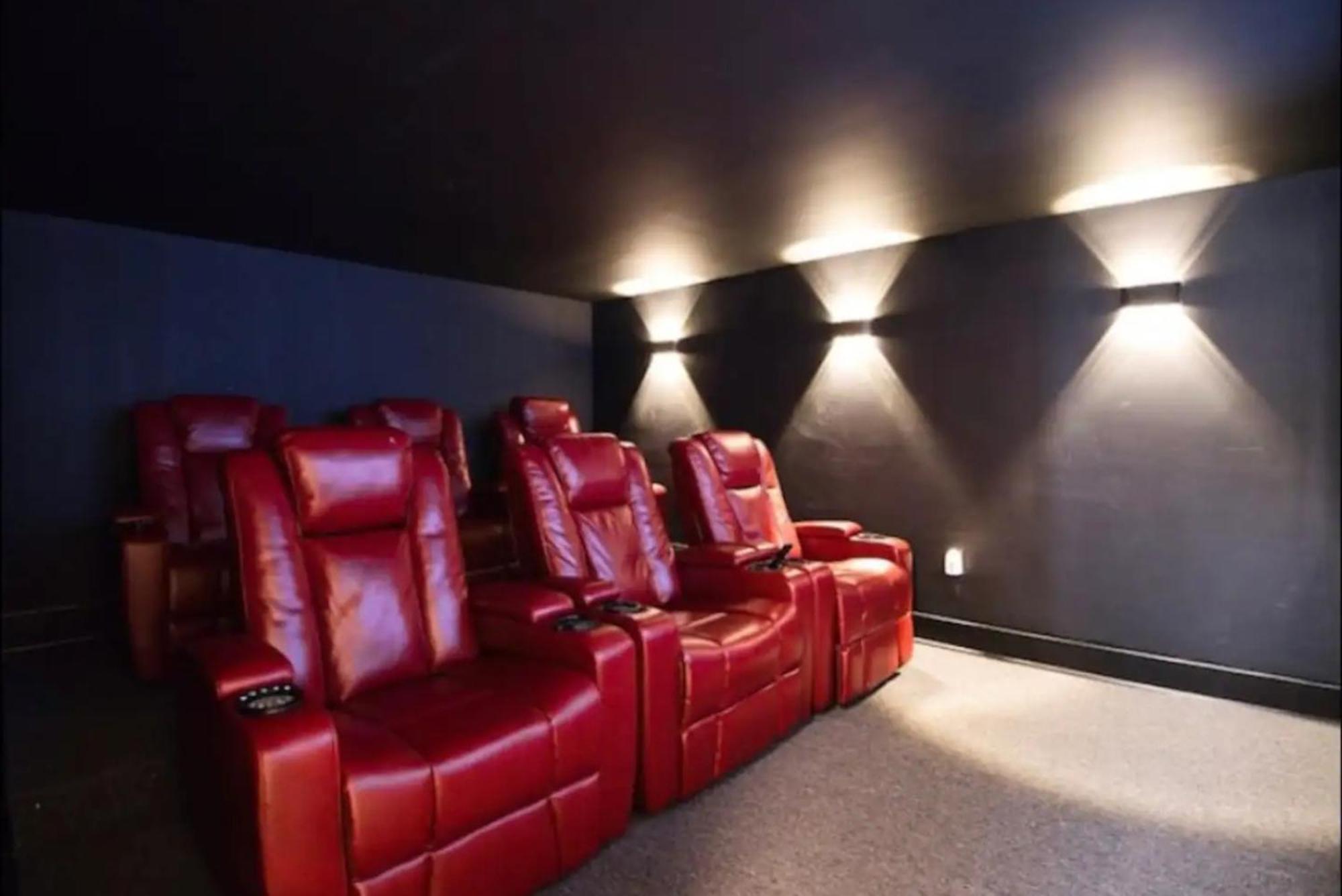 Luxury Retreat With Cinema, Game Table, Pool, Jacuzzi , Giant Chess, 8 Beds Villa Miami