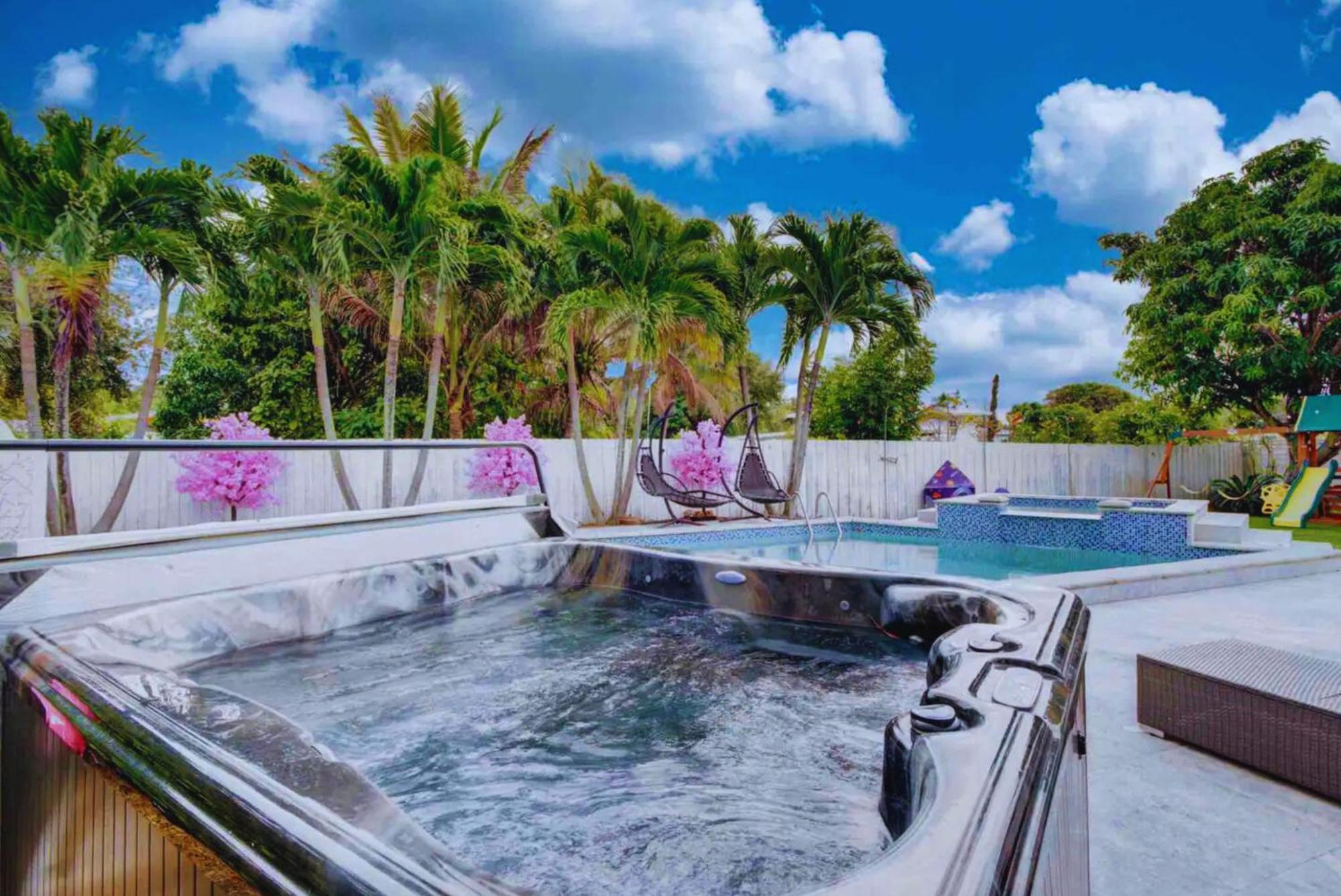 Luxury Retreat With Cinema, Game Table, Pool, Jacuzzi , Giant Chess, 8 Beds Villa