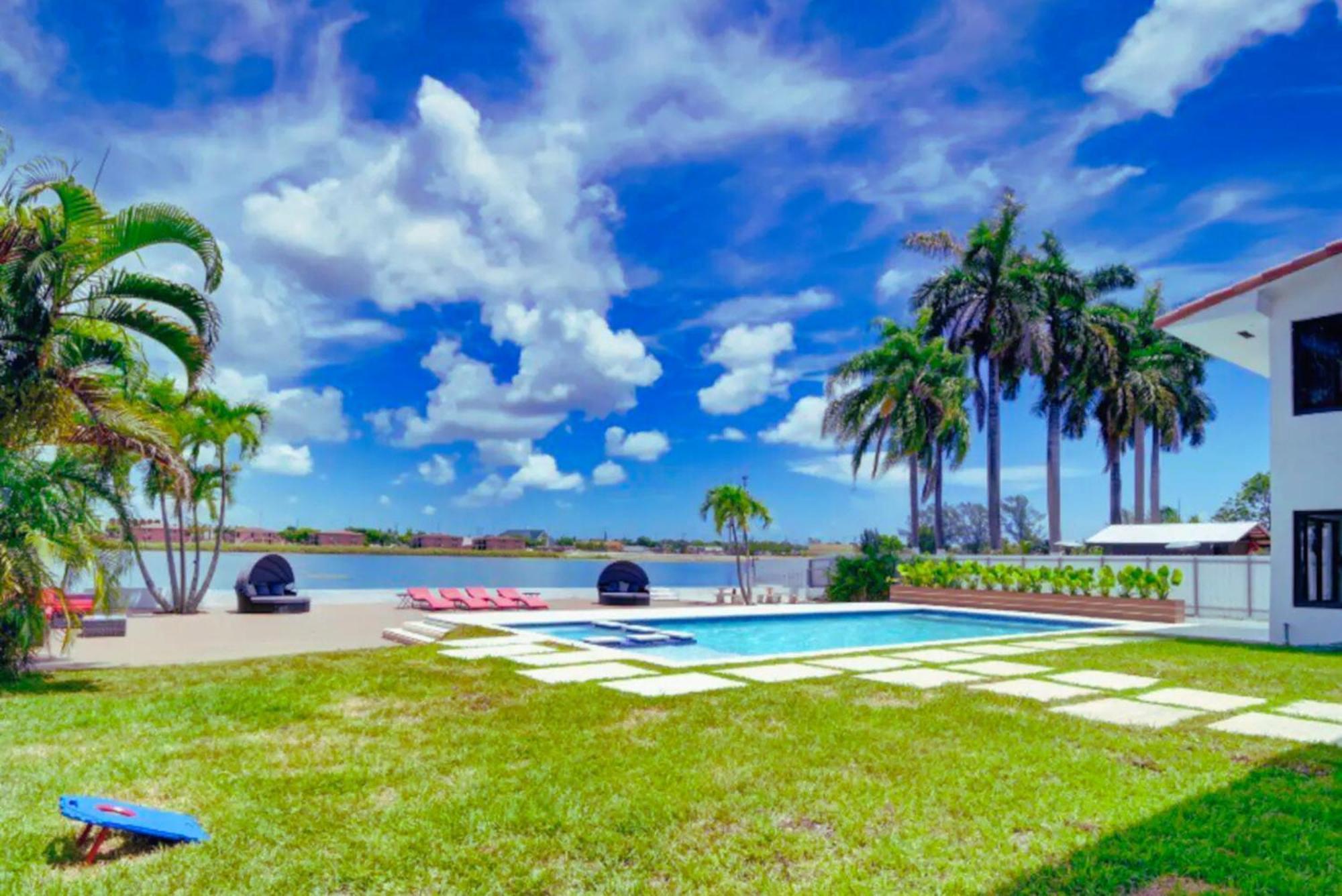 Villa Luxe Waterfront Mansion W Private Nightclub, Cinema, Game Room, Gym & Pool Miami