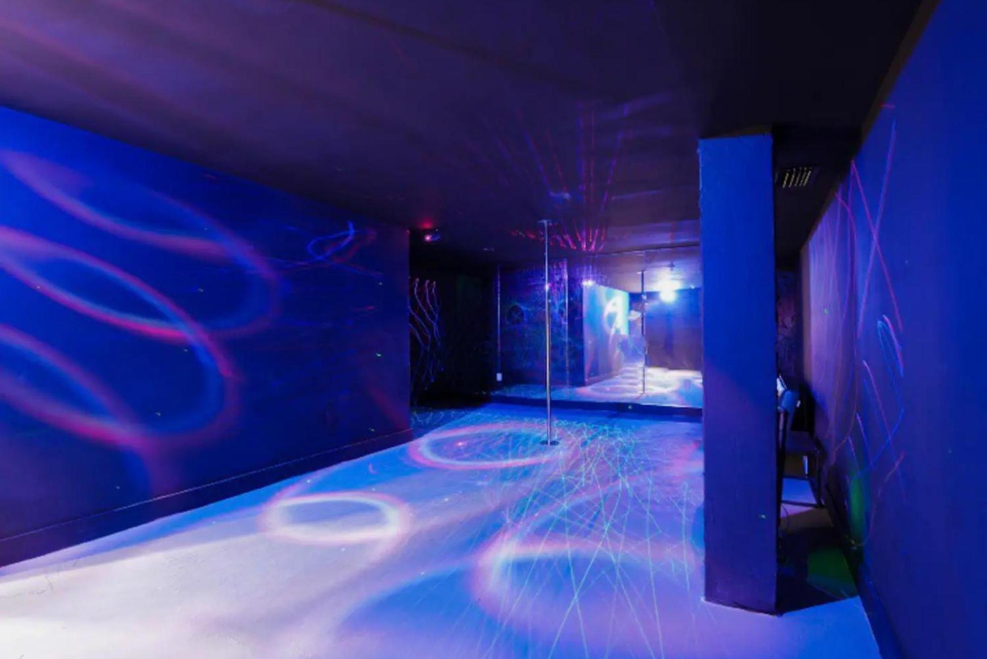 Luxe Waterfront Mansion W Private Nightclub, Cinema, Game Room, Gym & Pool Villa Miami