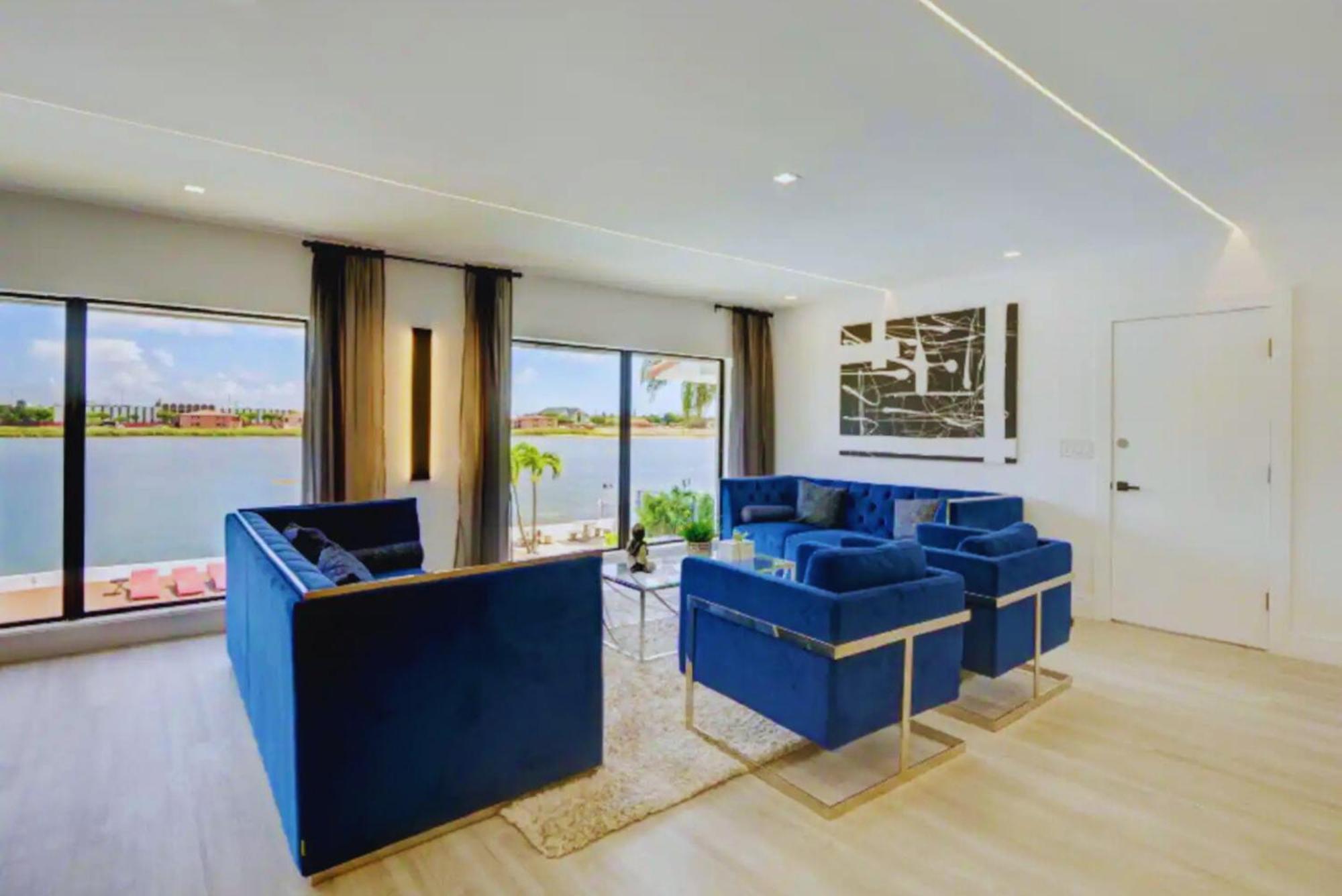 Luxe Waterfront Mansion W Private Nightclub, Cinema, Game Room, Gym & Pool *
