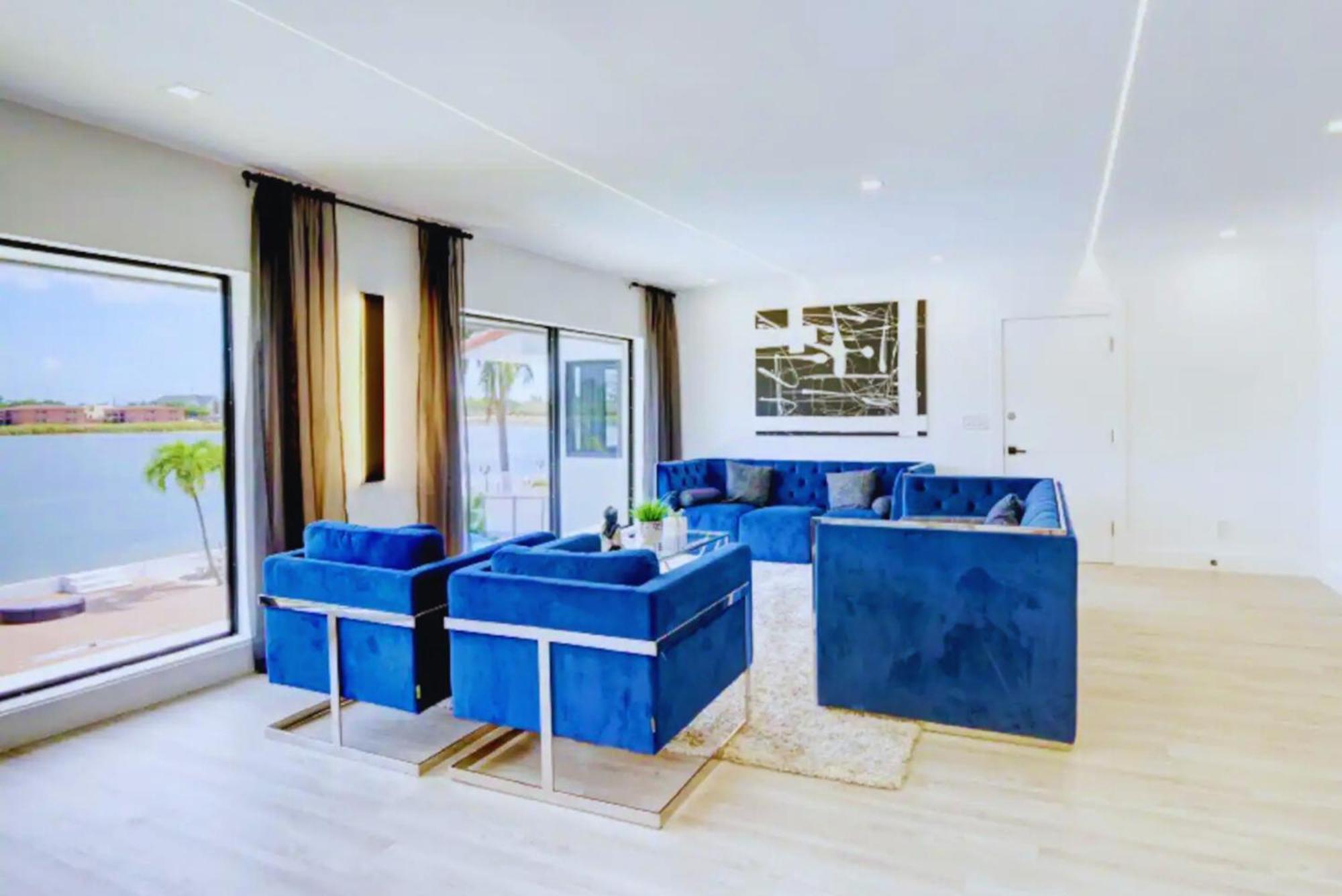 Luxe Waterfront Mansion W Private Nightclub, Cinema, Game Room, Gym & Pool Villa *