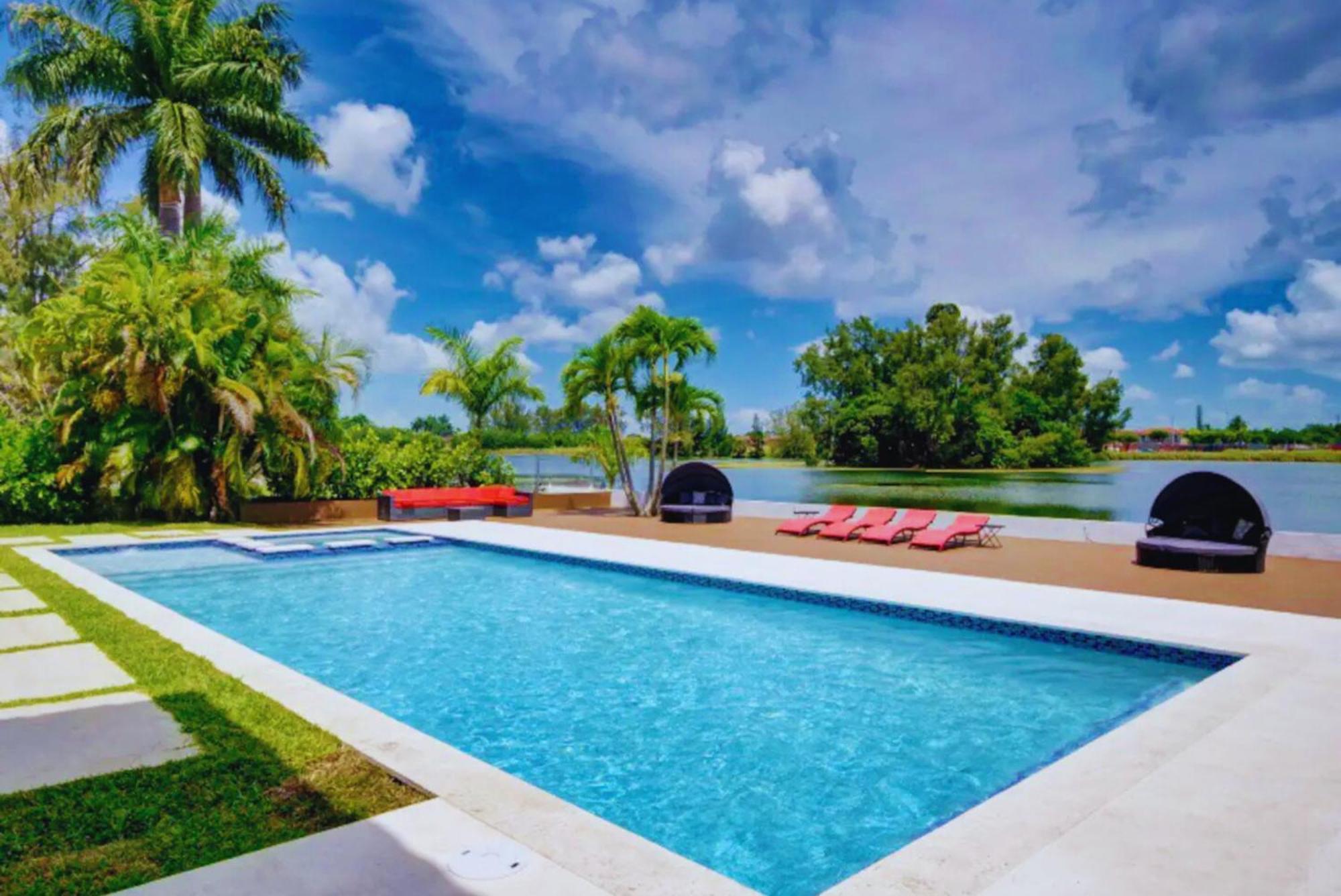 Luxe Waterfront Mansion W Private Nightclub, Cinema, Game Room, Gym & Pool * Miami