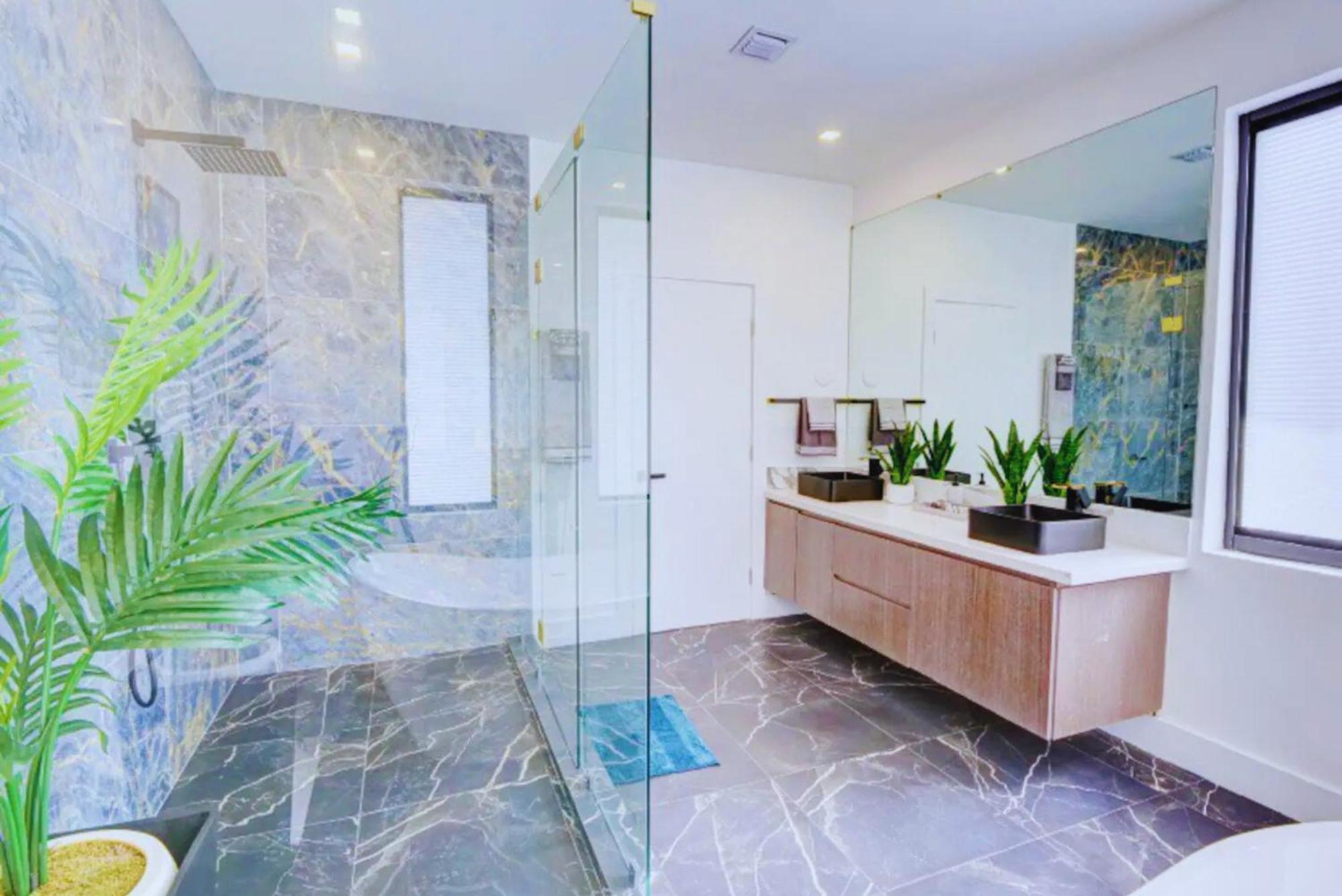 Luxe Waterfront Mansion W Private Nightclub, Cinema, Game Room, Gym & Pool Villa *