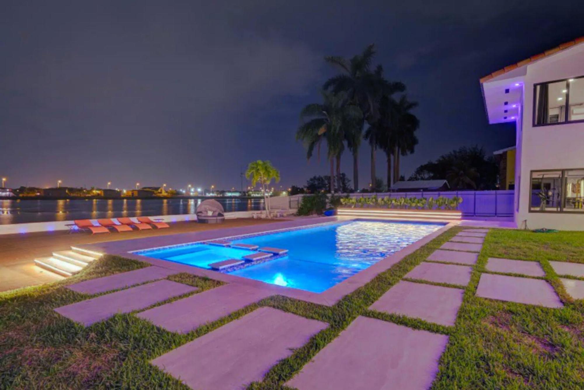 Villa Luxe Waterfront Mansion W Private Nightclub, Cinema, Game Room, Gym & Pool